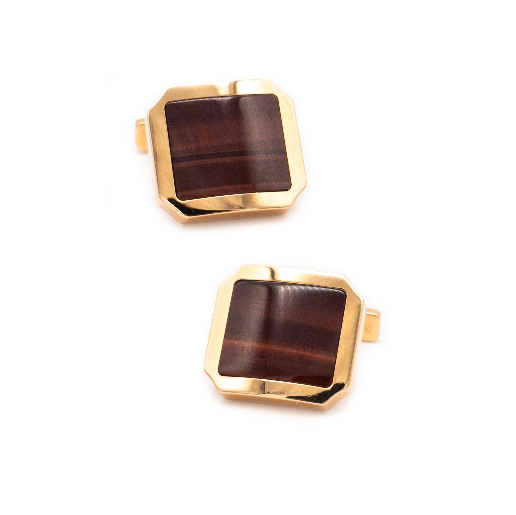 A pair of Santos cufflinks designed by Cartier.

Modern creation, made in Paris, France by the house of Cartier. This pair of cufflinks are part of the Santos de Cartier collection, crafted in solid yellow gold of 18 karats and finished, with very