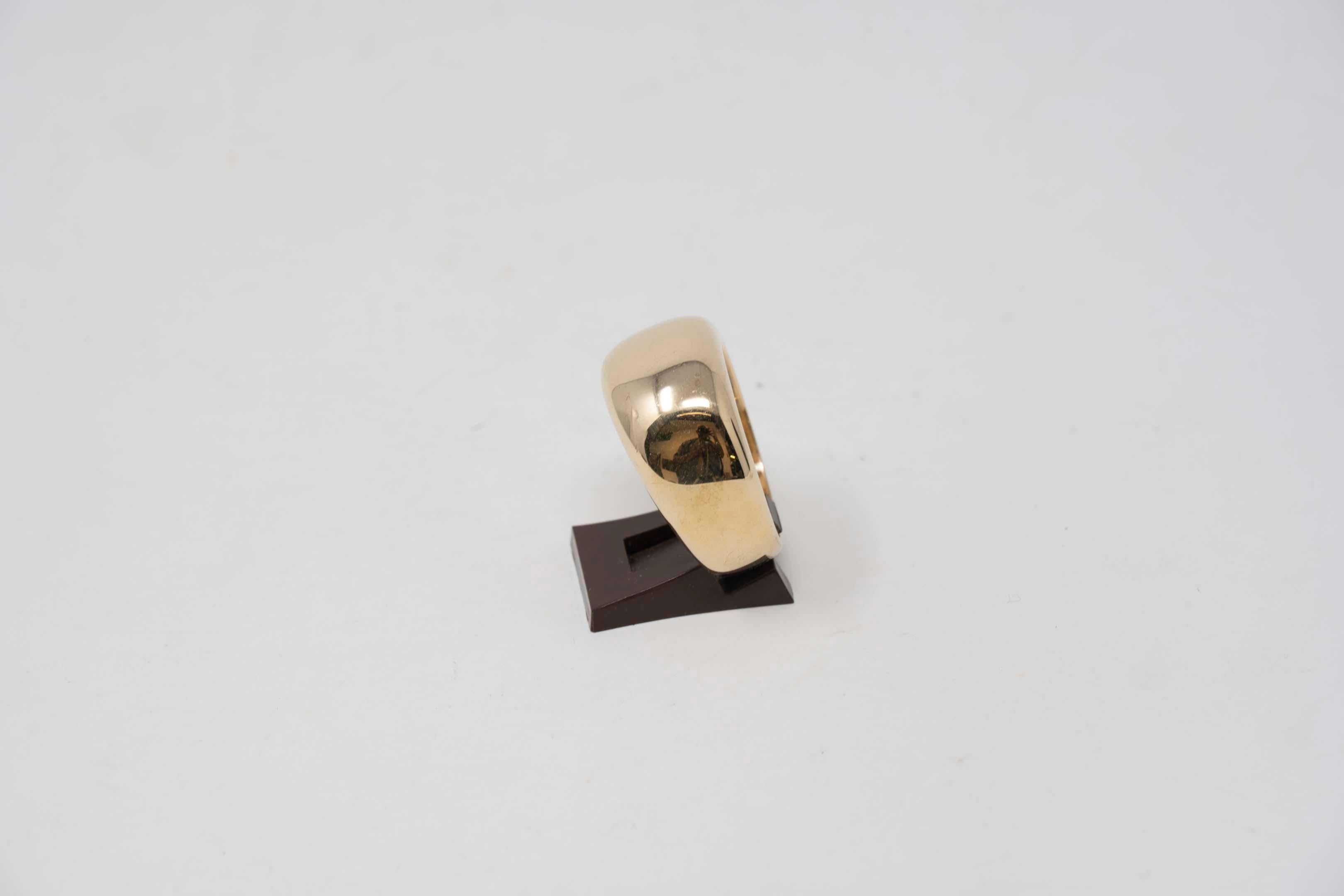 Klassischer Ring von Cartier aus der Collection'S Nouvelle Vague, gefertigt aus 18 Karat Gelbgold. Hergestellt in Frankreich im Jahr 1997, Zeitraum 1990-1999. Größe 66, innen signiert, 13,5  mm breit, in gutem Zustand, 14,9 Gramm, ohne Box,
