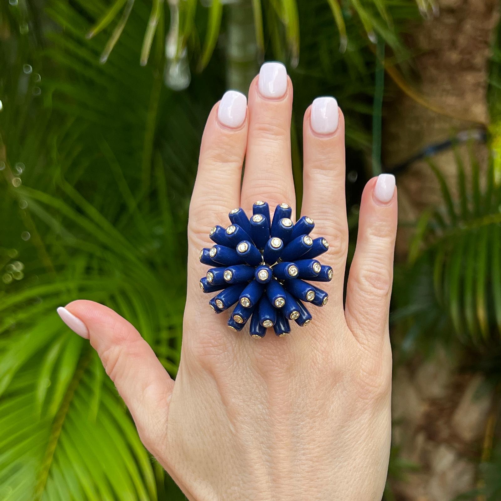 Atemberaubende und seltene Cartier Paris Nouvelle Vague Lapislazuli & Diamant Bombé Ring Der Ring verfügt über mehrere Ausbrüche von Lapislazuli Edelsteine mit  34 runde Diamanten im Brillantschliff, gefertigt aus 18 Karat Gelbgold. Die Diamanten