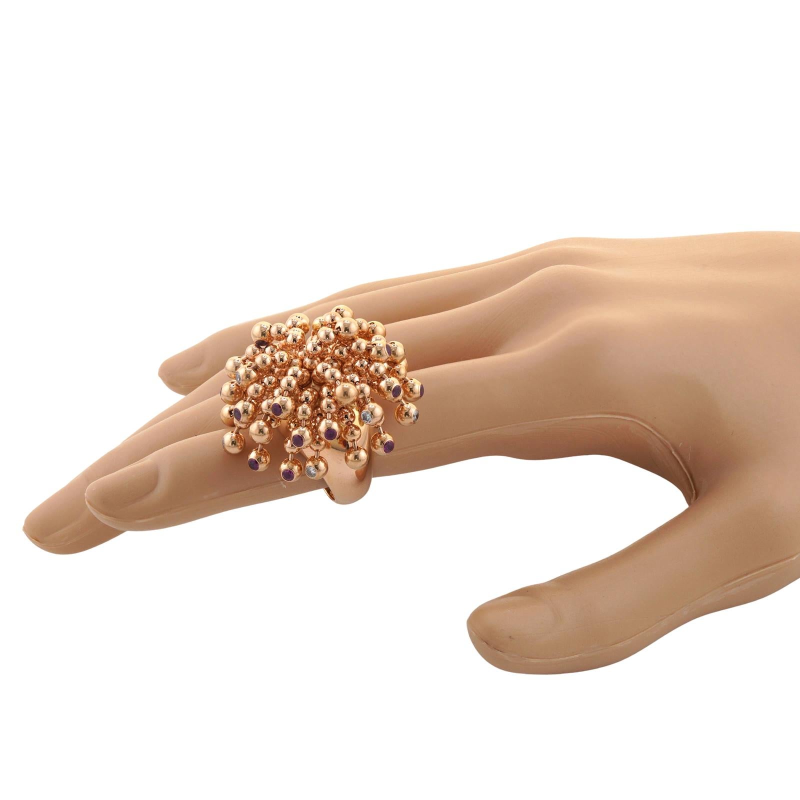 Dieser exquisite Ring von Cartier aus der Kollektion Paris Nouvelle Vague ist aus 18 Karat Roségold gefertigt und verfügt über vollständig gegliederte goldene Perlen, die in der Lünette mit rosa Saphiren von schätzungsweise 0,75 Karat und runden