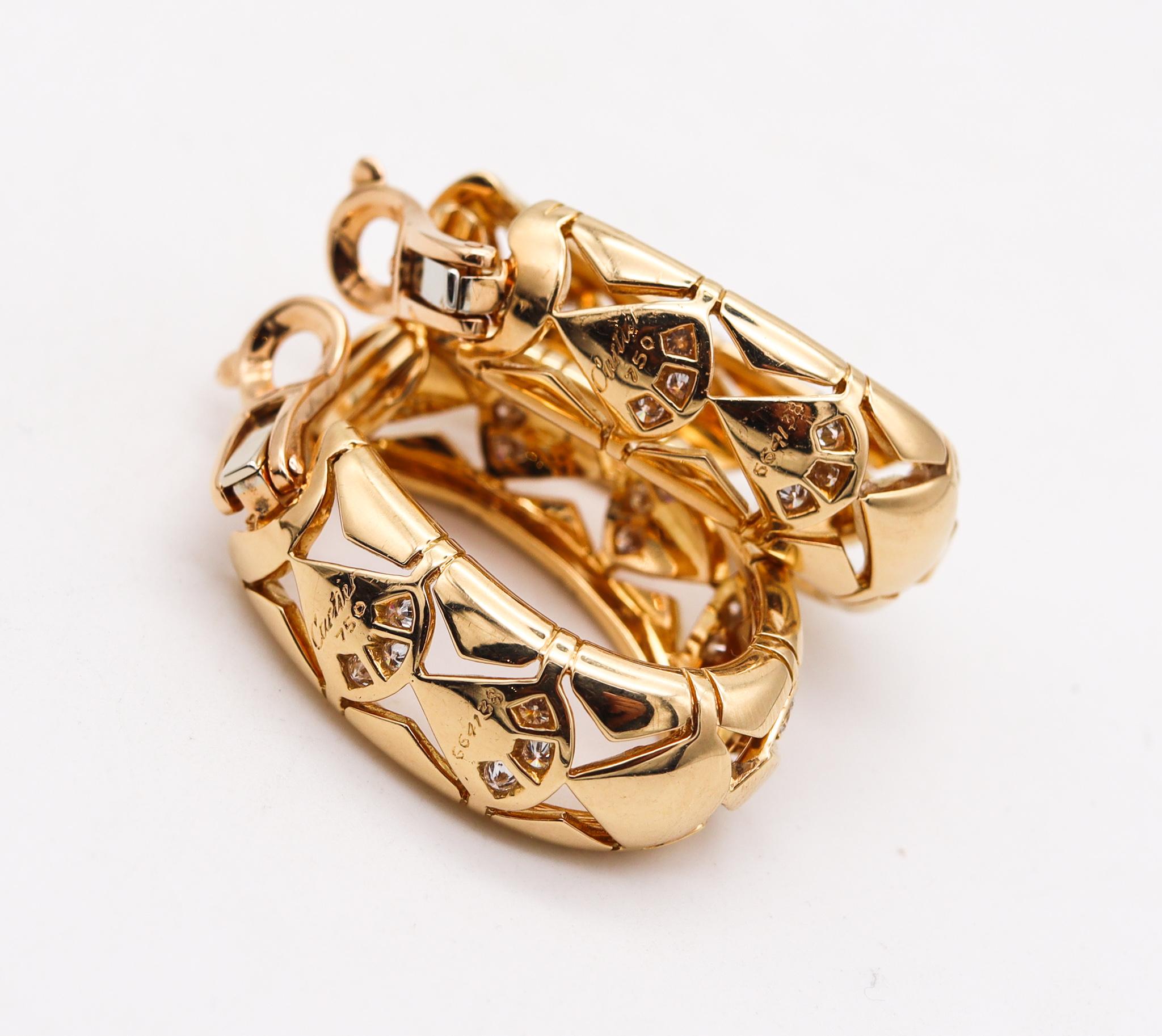 Cartier Paris: 18 Karat Gelbgold Ohrringe mit ovalen Creolen und 2,84 Karat VVS Diamanten Damen im Angebot