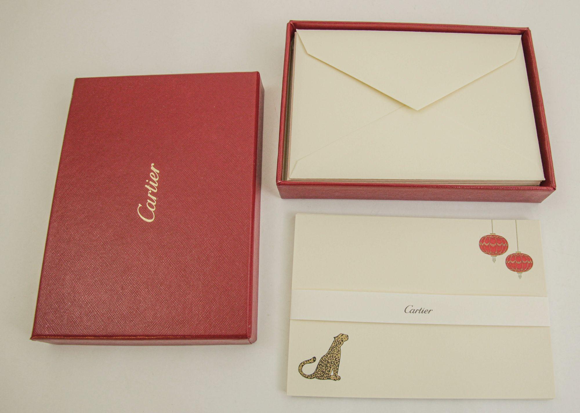 Cartier Paris Karten- und Umschlagsatz (9 Stück) mit dem ikonischen Panther-Schmuckdesign.
Authentic Luxury Cartier Briefpapier Karte Brief und Umschlag Black Panther, limitierte Auflage Schreibtisch-Accessoire.
Prägung gedruckt Cardstock
