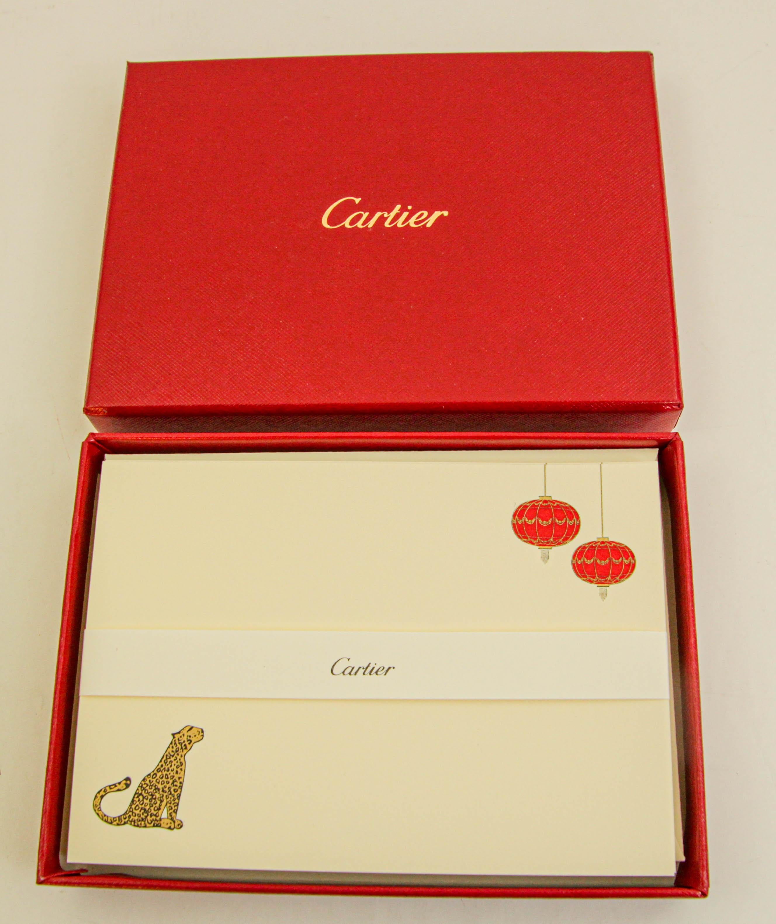 Set de 9 tarjetas y sobres Cartier París con el diseño icónico de la pantera de la joyería.
Auténtica Carta y Sobre de Papelería de Lujo Cartier Pantera Negra, accesorio de escritorio de edición limitada.
Construcción de cartulina impresa en