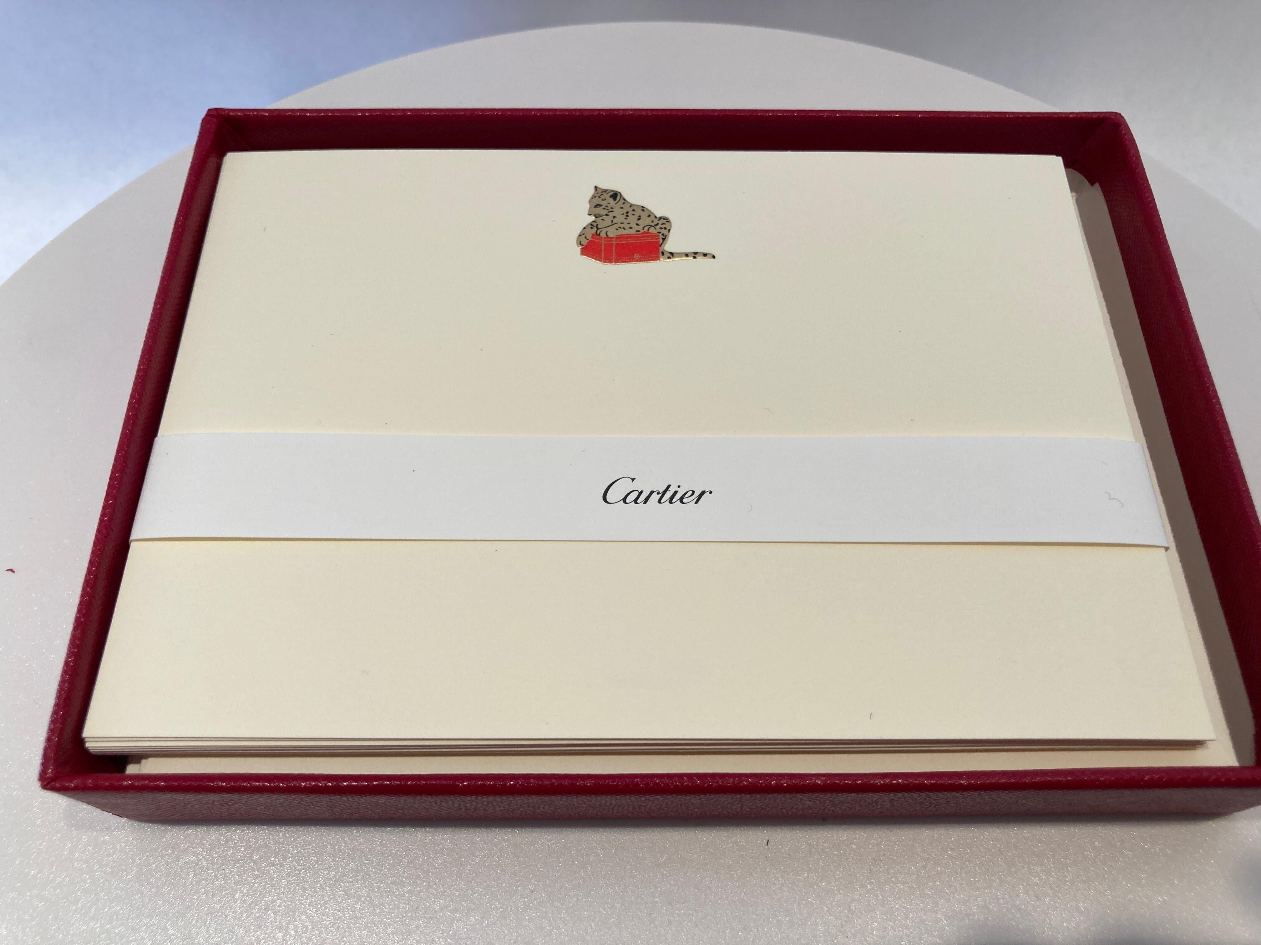 Cartier Paris Karten- und Umschlagsatz (9 Stück) mit dem ikonischen Panther-Schmuckdesign.
Authentic Luxury Cartier Briefpapier Karte Brief und Umschlag Black Panther, limitierte Auflage Schreibtisch-Accessoire.
Prägung gedruckt Cardstock