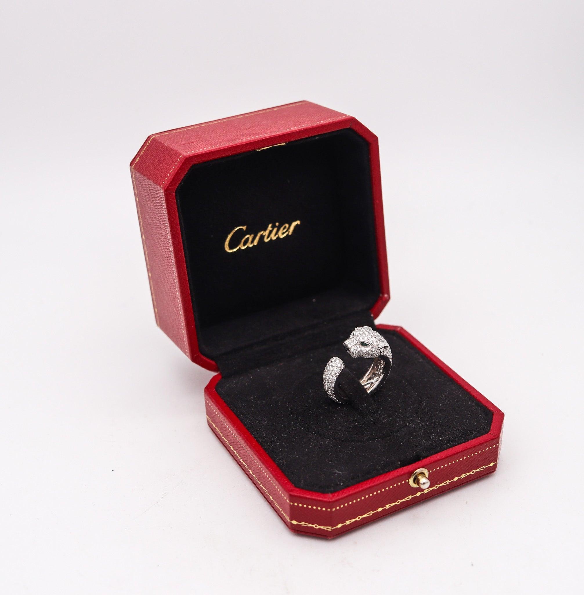 Anillo de cóctel Pantera diseñado por Cartier.

Se trata de un magnífico anillo de cóctel creado en París Francia por la casa joyera Cartier. El raro anillo se elaboró con la forma de la famosa Maison Panthere en oro blanco macizo de 18 quilates con