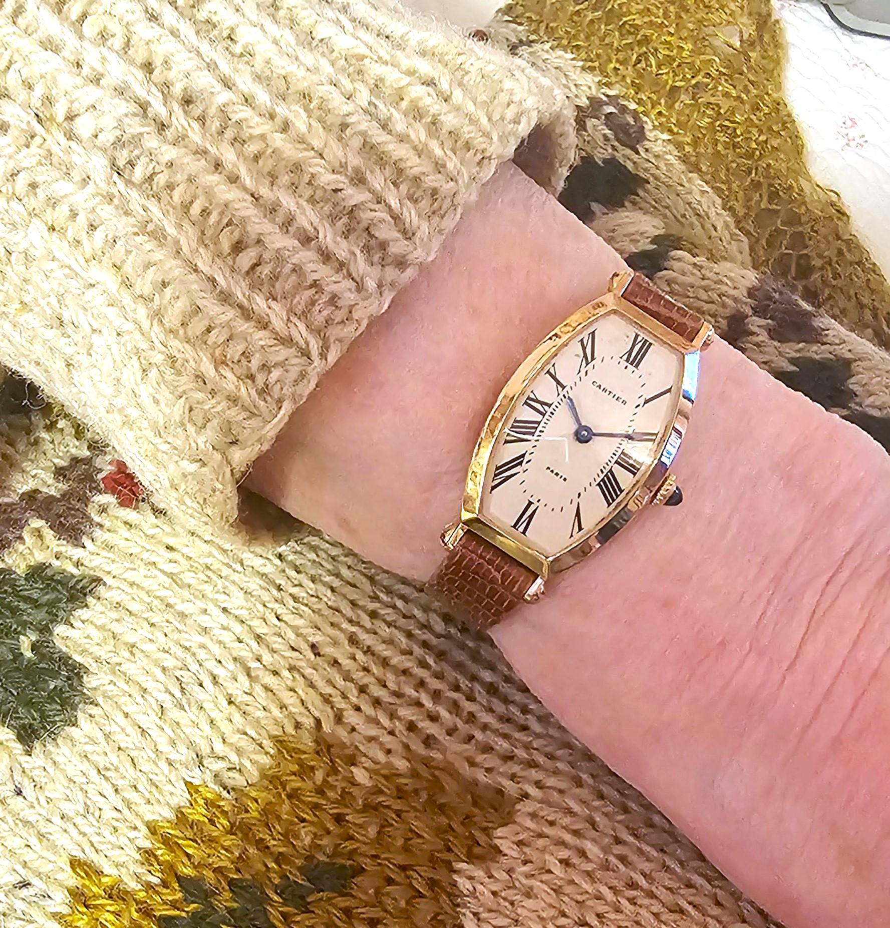 Cartier Paris Rose Gold Tonneau, Rare #44 der Produktion.  Die Uhr misst 39 x 21 mm (ohne Krone).  Dies ist eine große Damenuhr.  Die Uhr hat ein guillochiertes Zifferblatt mit aufgemalten schwarzen römischen Ziffern,   Die Uhr ist dreifach