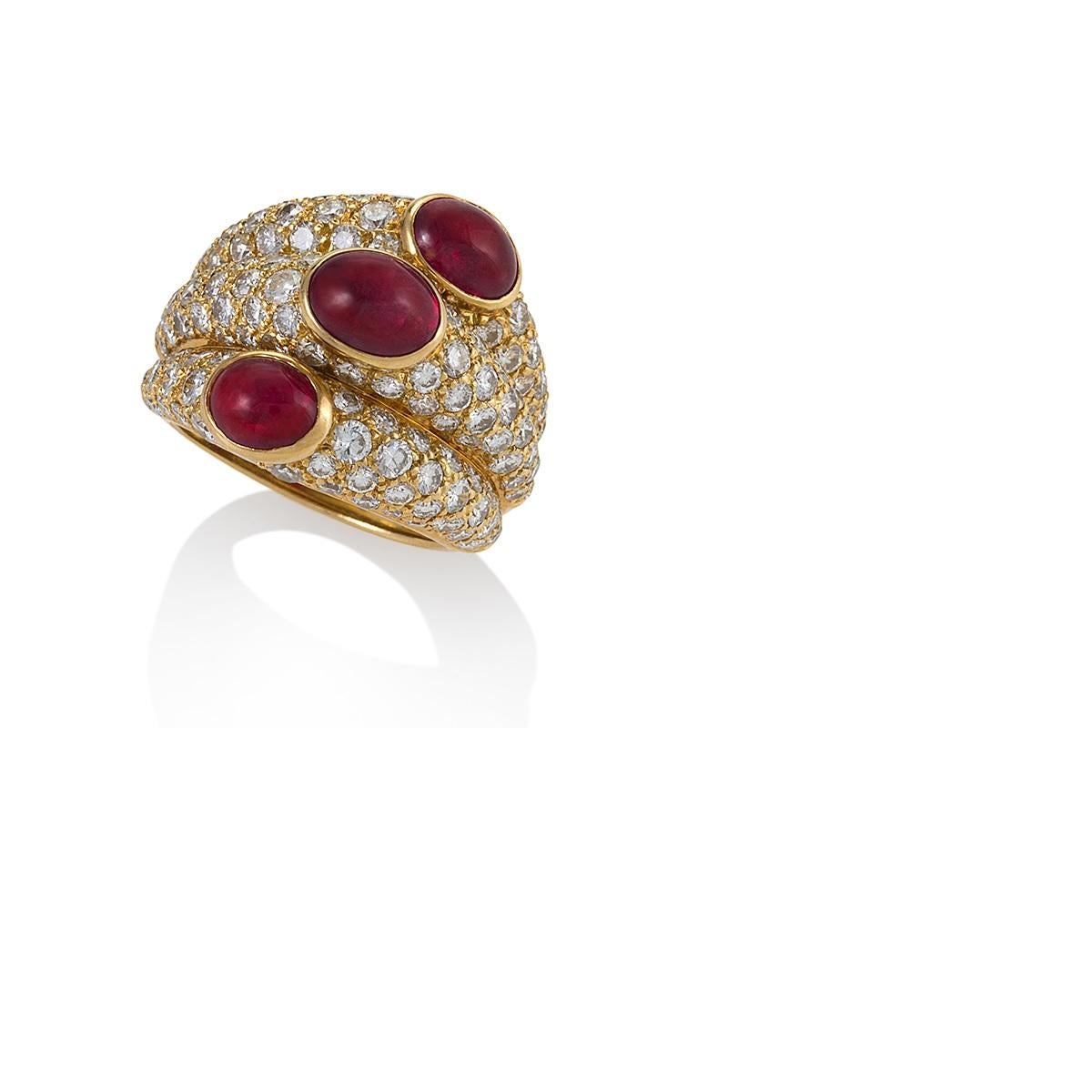 Taille brillant Cartier Bague à trois anneaux en rubis et diamants  en vente