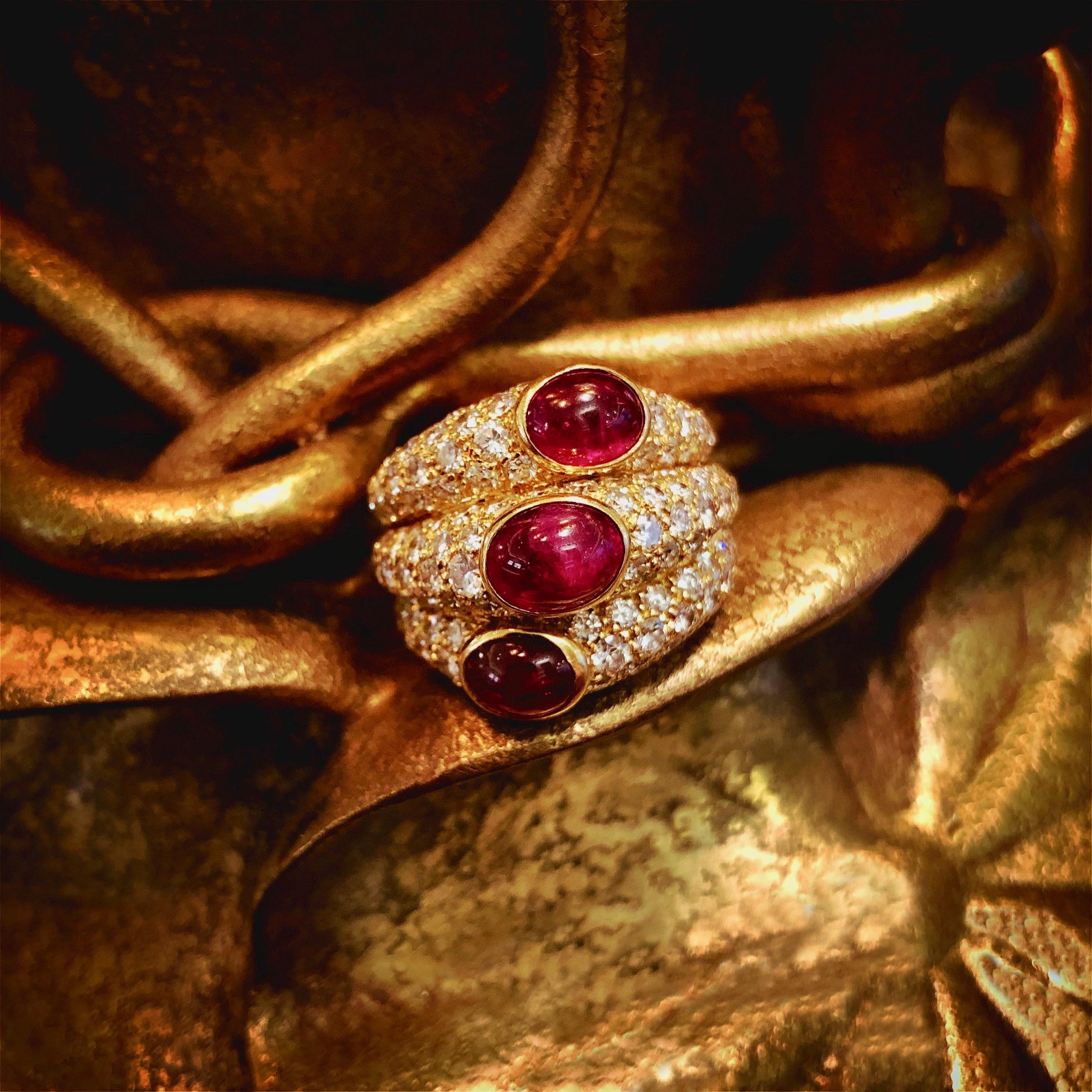 Cartier Bague à trois anneaux en rubis et diamants  Excellent état - En vente à New York, NY