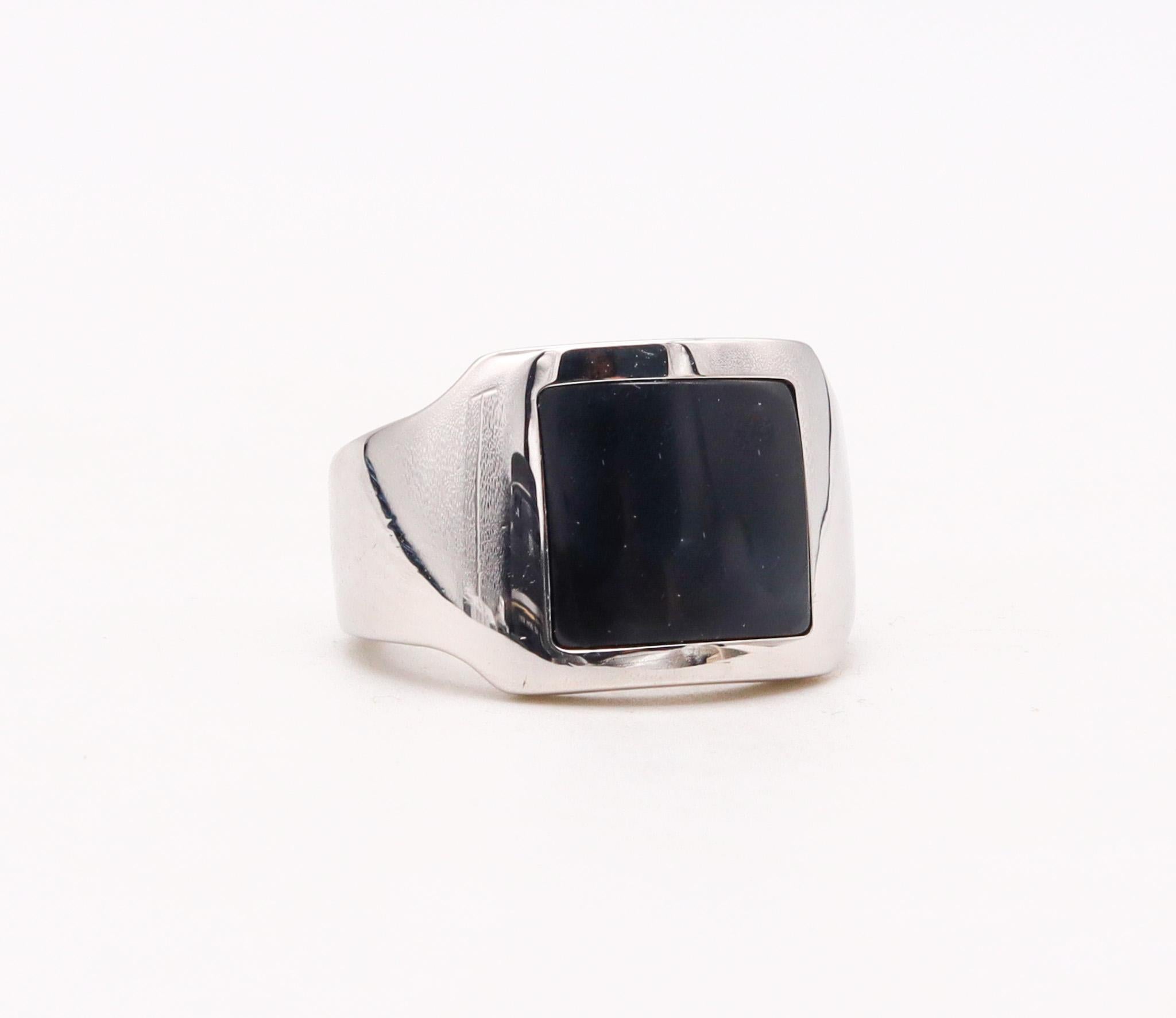 Santos Dumont ring designed by Cartier.

An iconic Santos Dumont ring, created by the jewelry house of Cartier  This elusive ring was crafted in a bold geometric shape in solid white gold of 18 karats with high polished finish.

Gemstone: Mount in