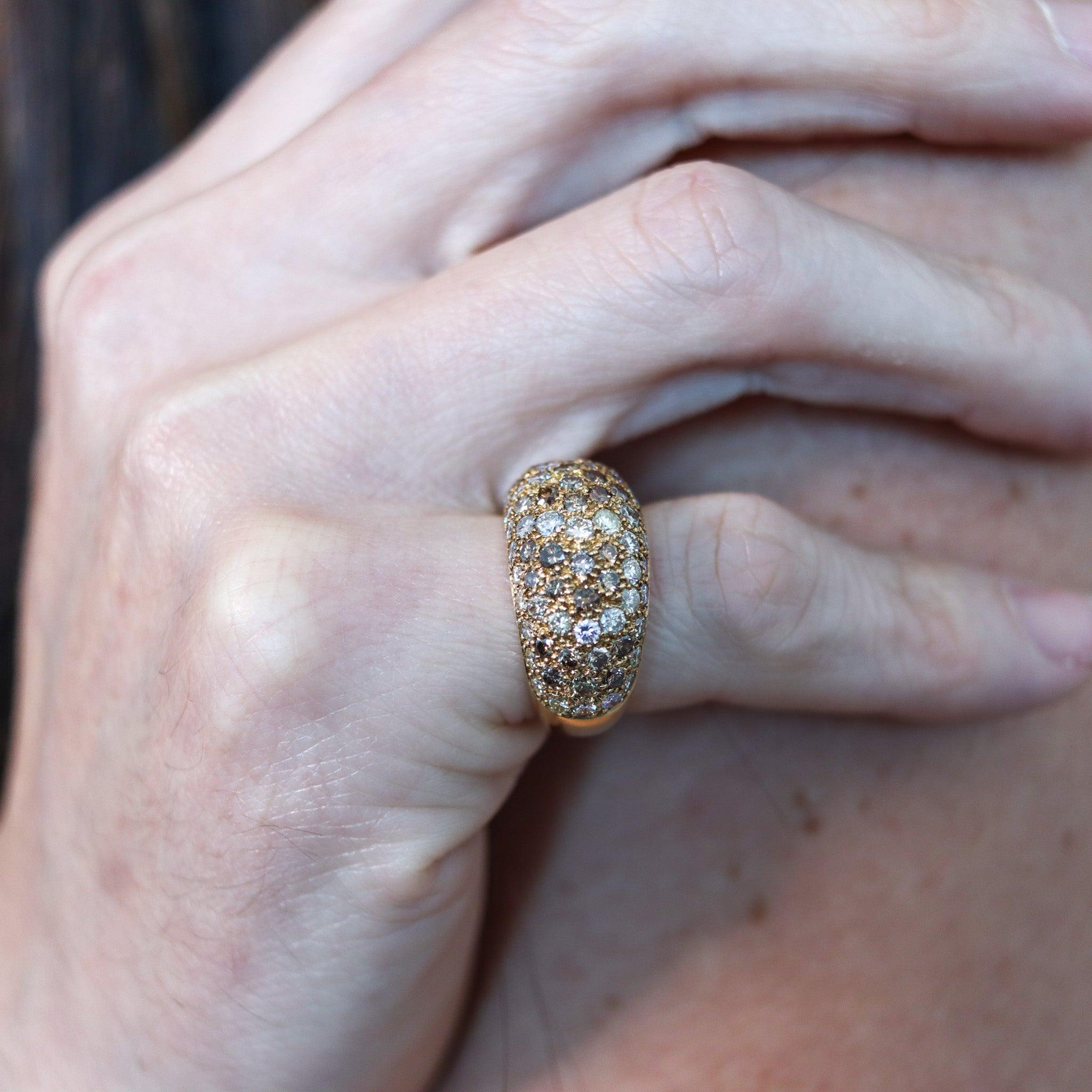 Anello cocktail Sauvage disegnato da Cartier.

Si tratta di un anello bombe statement, creato a Parigi in Francia dalla casa di gioielli Cartier nel 1994. Questo anello Sauvage fa parte dell'iconica collezione Cartier denominata Sauvage Panthere.