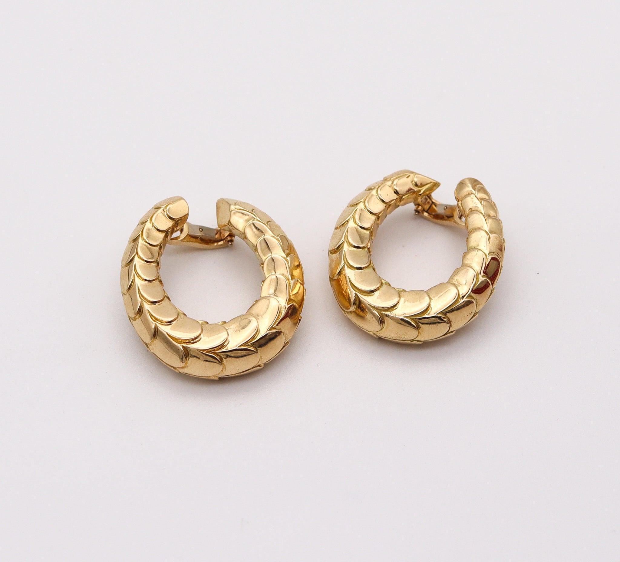 CARTIER Paris Scalloped Large Hoops Earrings In Solid 18Kt Yellow Gold In Excellent Condition For Sale In Miami, FL