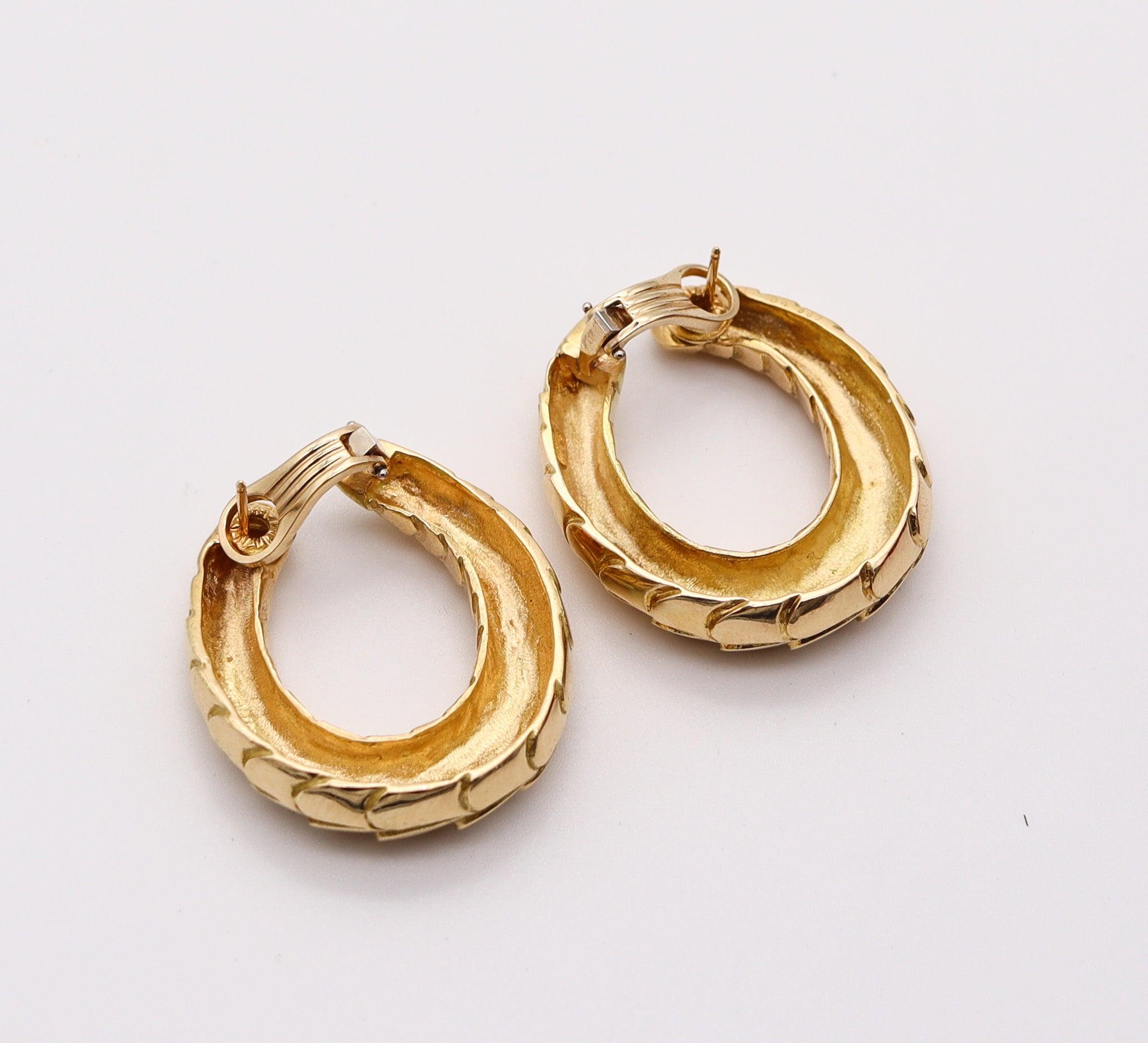 CARTIER Paris Scalloped Large Hoops Earrings In Solid 18Kt Yellow Gold For Sale 1