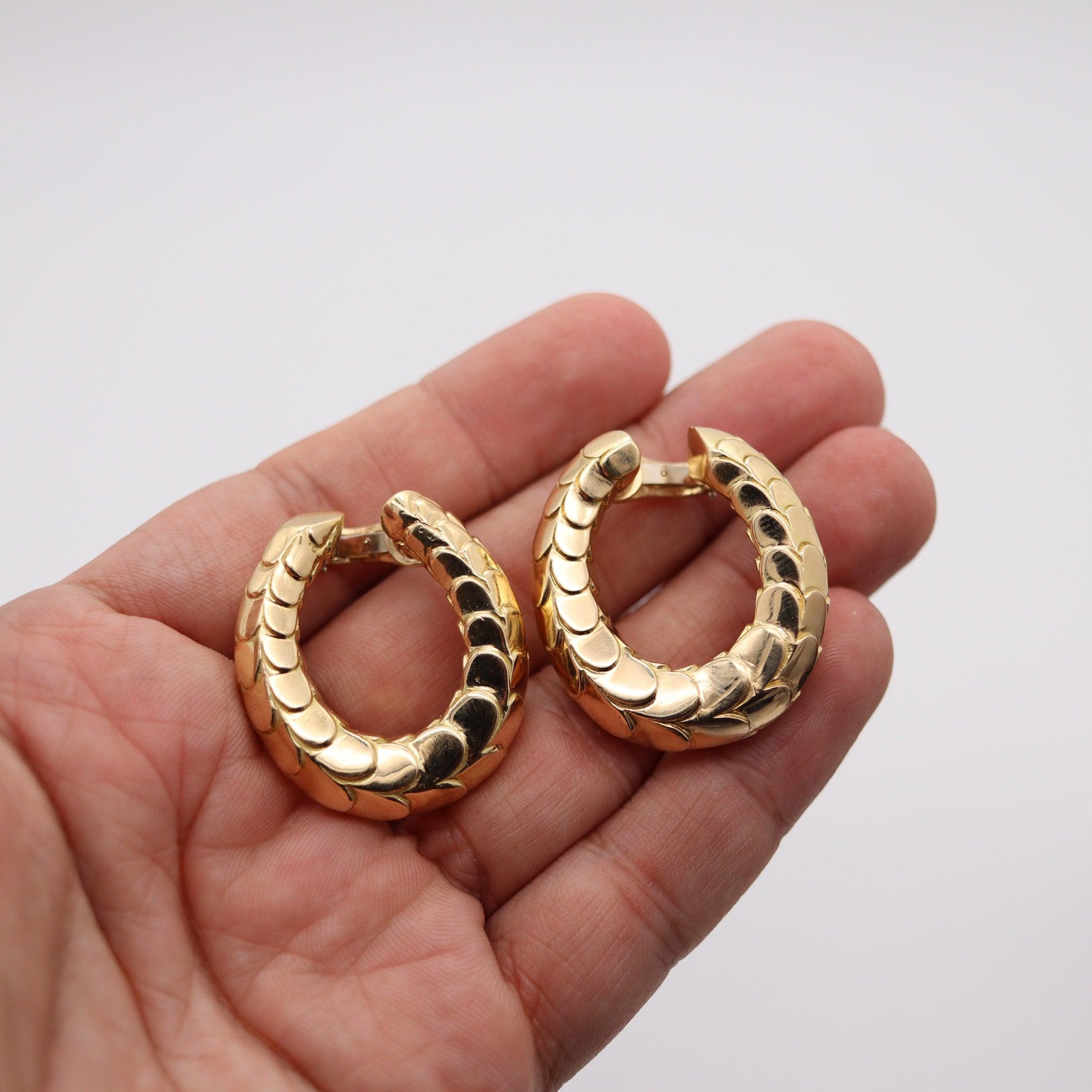 CARTIER Paris Scalloped Large Hoops Earrings In Solid 18Kt Yellow Gold For Sale 3