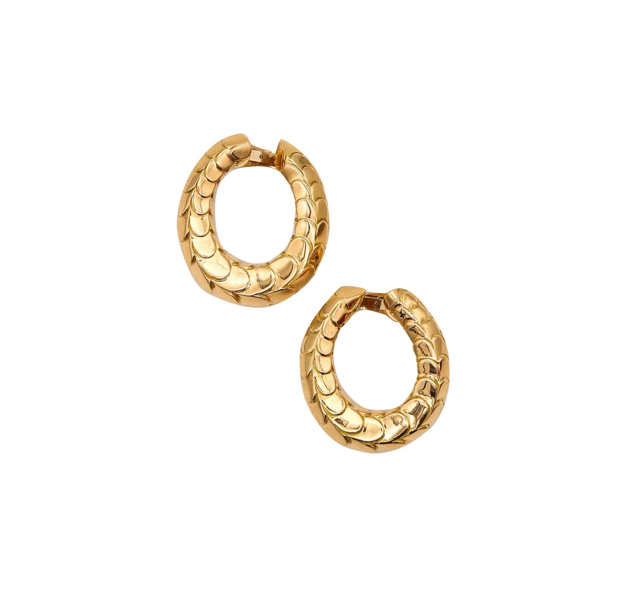 CARTIER Paris Scalloped Large Hoops Earrings In Solid 18Kt Yellow Gold For Sale 4