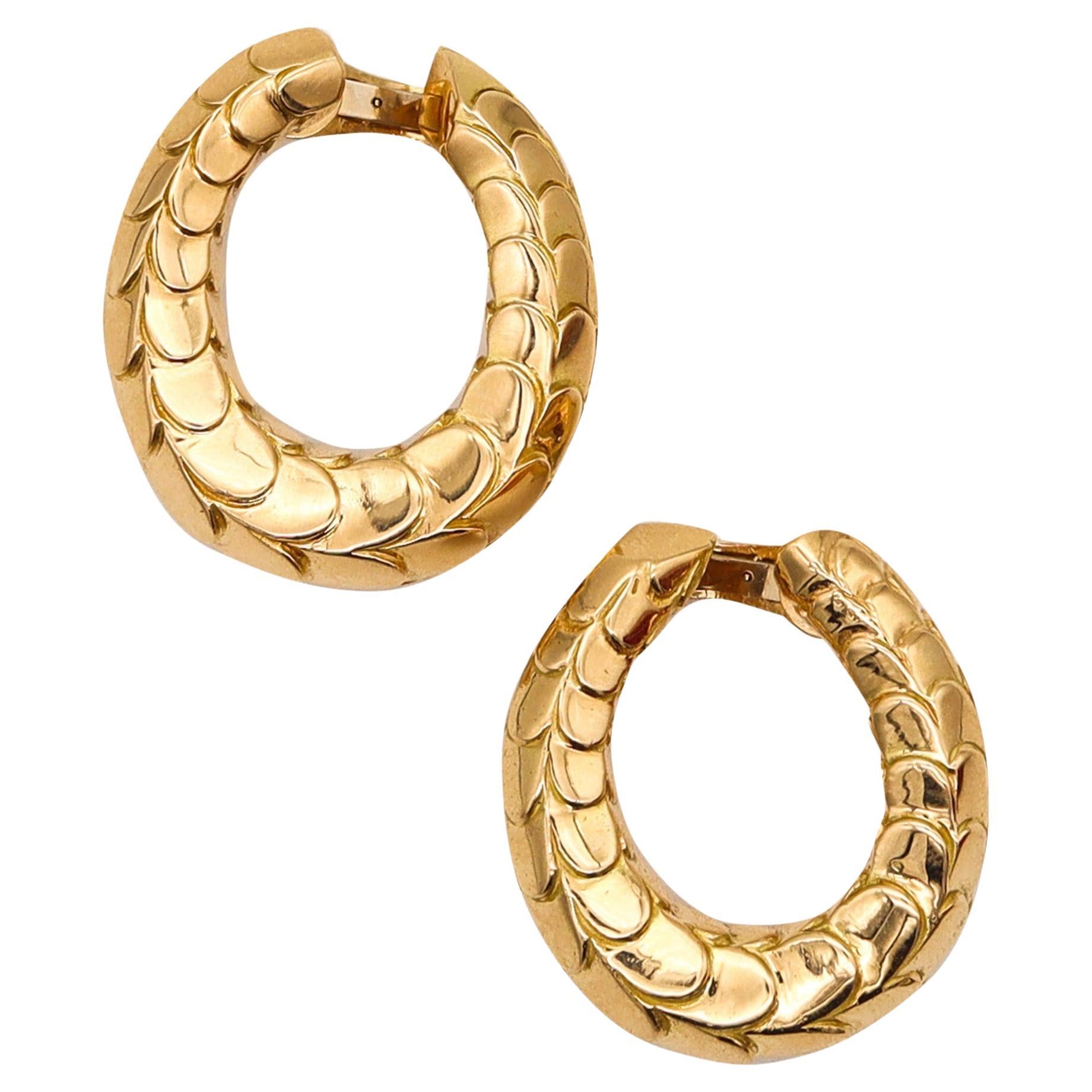 CARTIER Paris Scalloped Large Hoops Earrings In Solid 18Kt Yellow Gold For Sale
