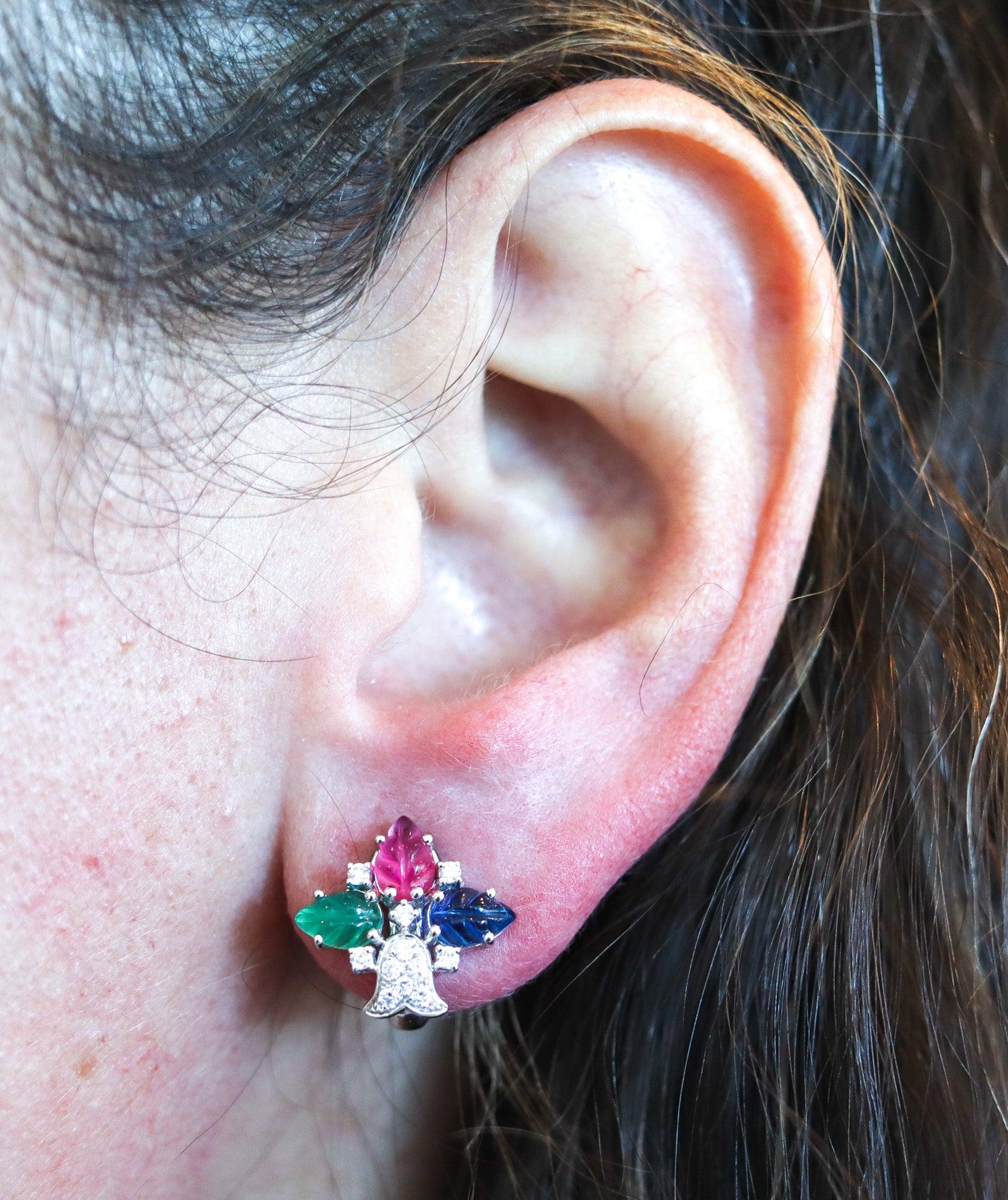 Boucles d'oreilles à clips Tutti Frutti conçues par Cartier.

Il s'agit d'une exceptionnelle et très rare paire de boucles d'oreilles à clips, créée à Paris en France par la maison de joaillerie Cartier. Ces fabuleuses boucles d'oreilles colorées