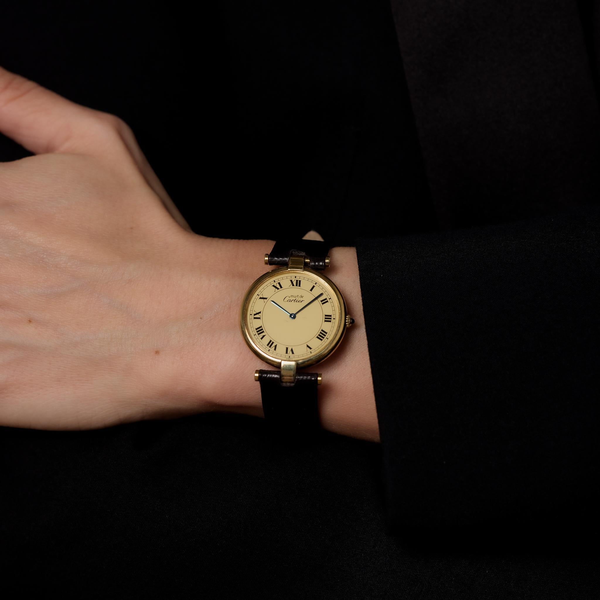 Questo orologio da polso vintage Cartier Paris Vendome è in argento placcato oro con cinturino in pelle nera e movimento al quarzo. Firmato, numerato e dotato di marchio di purezza e marchio del produttore, misura 8,5 pollici di lunghezza e pesa