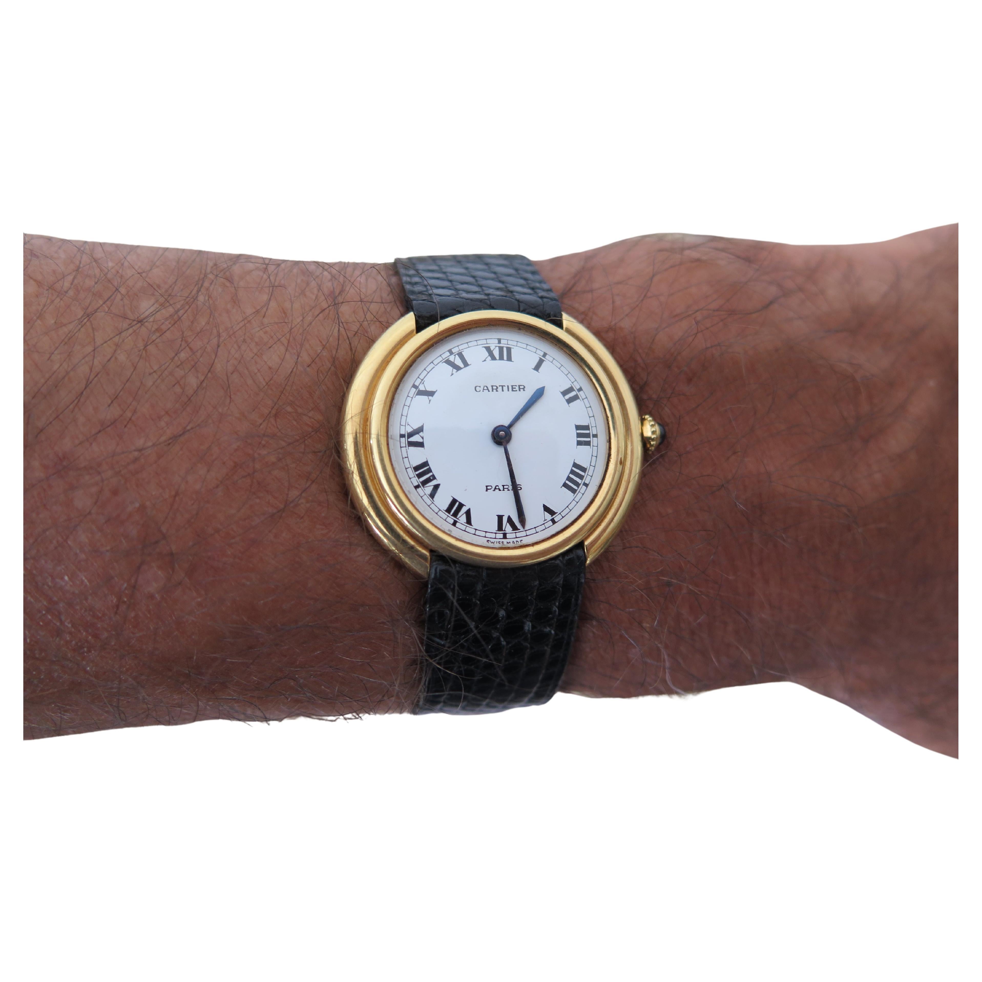Il s'agit d'une trouvaille inhabituelle - une montre automatique Cartier Vendome des années 1970. La version large mesure 33 mm sans couronne. Bracelet Cartier d'origine, usé, et boucle déployante en 18k. Très bel état, non poli, le boîtier en or a