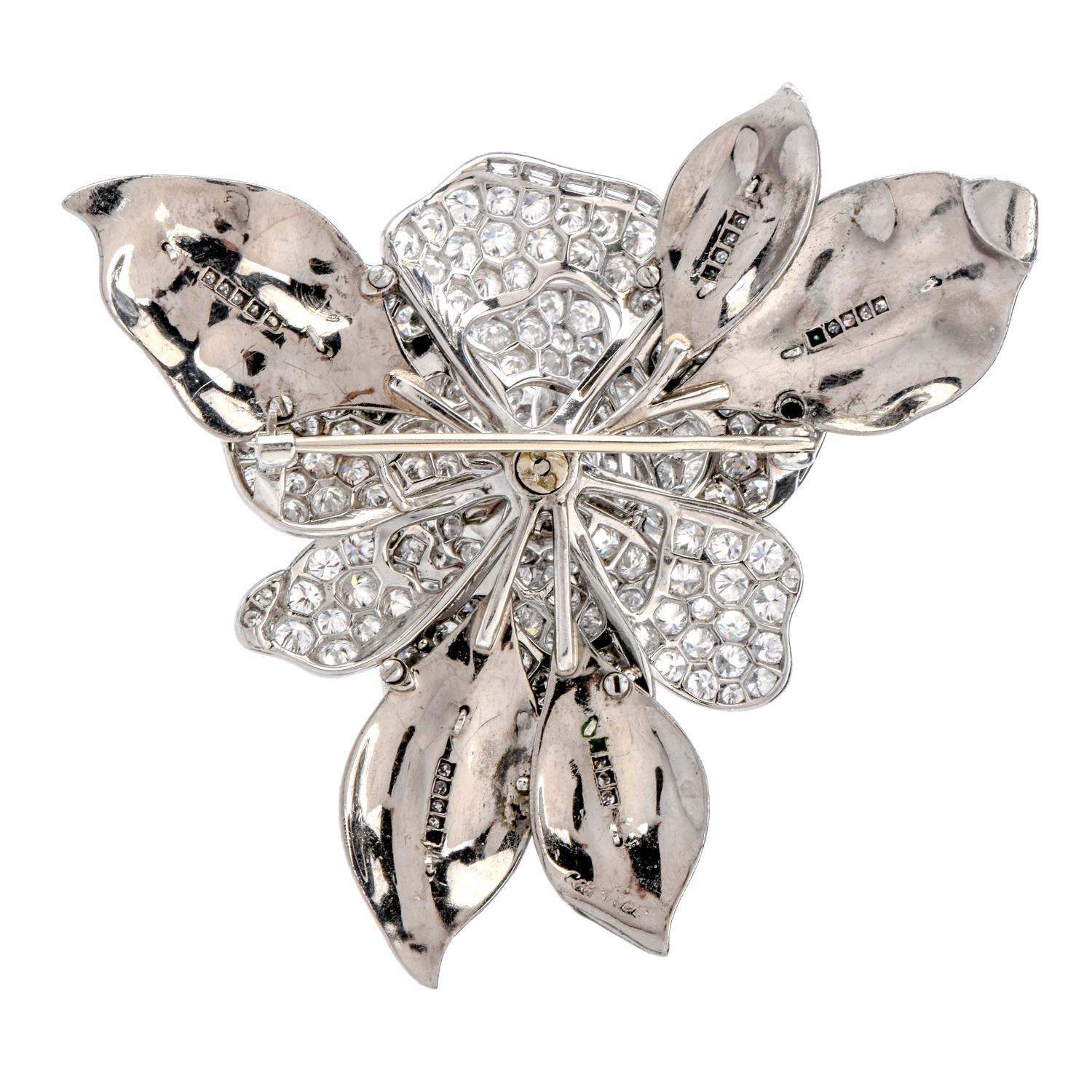 Diese Brosche aus Platin von Cartier im Vintage-Stil ist so schön wie eine Rose. Die beweglichen Blütenblätter sind mit Diamanten besetzt und mit grünen Emailleblättern verziert. 

Metall-Typ: Platin

Gesamtgewicht des Artikels: ca. 36.3