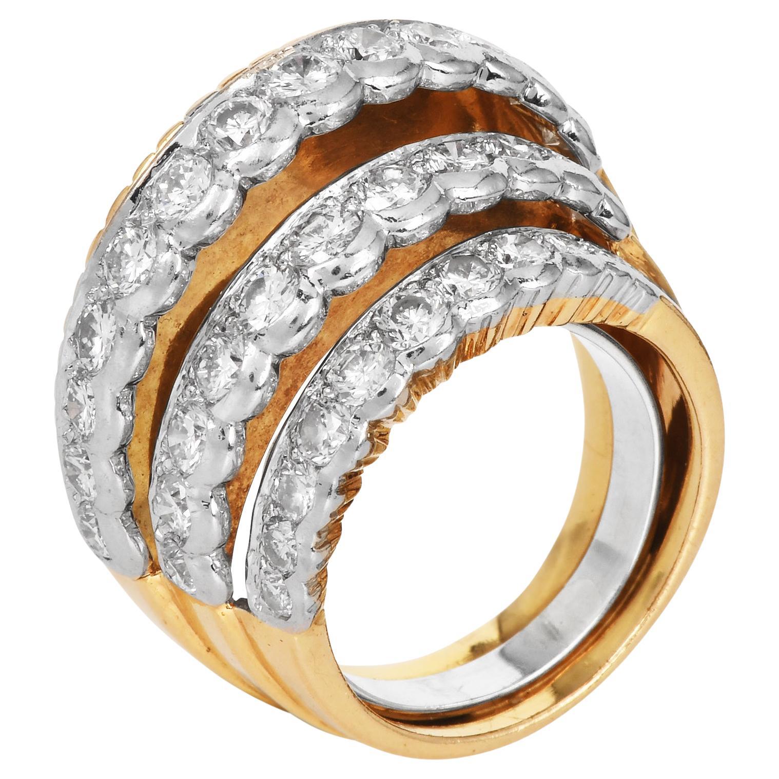 Der architektonisch gestufte Ring aus 18 Karat Gelbgold mit natürlichen Diamanten aus dem Hause Cartier Paris ist eine raffinierte Illusion.

Der dreilagige High Fan-Bogen ist mit Diamanten in Platin 35 Brillantrundschliff von ca. 2,86 Karat mit der