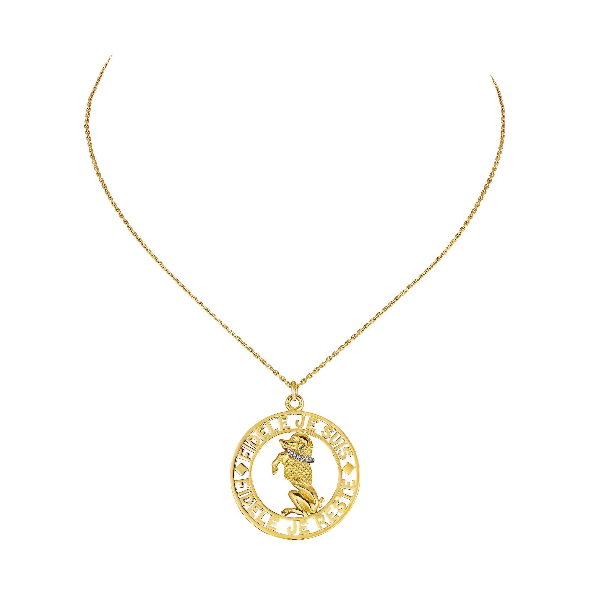 Dieser durchbrochene Scheibenanhänger aus 18 Karat Gelbgold von Cartier Paris, der einen französischen Pudel mit Diamantenkragen zeigt, verspricht seinem Träger auf Französisch, dass er 