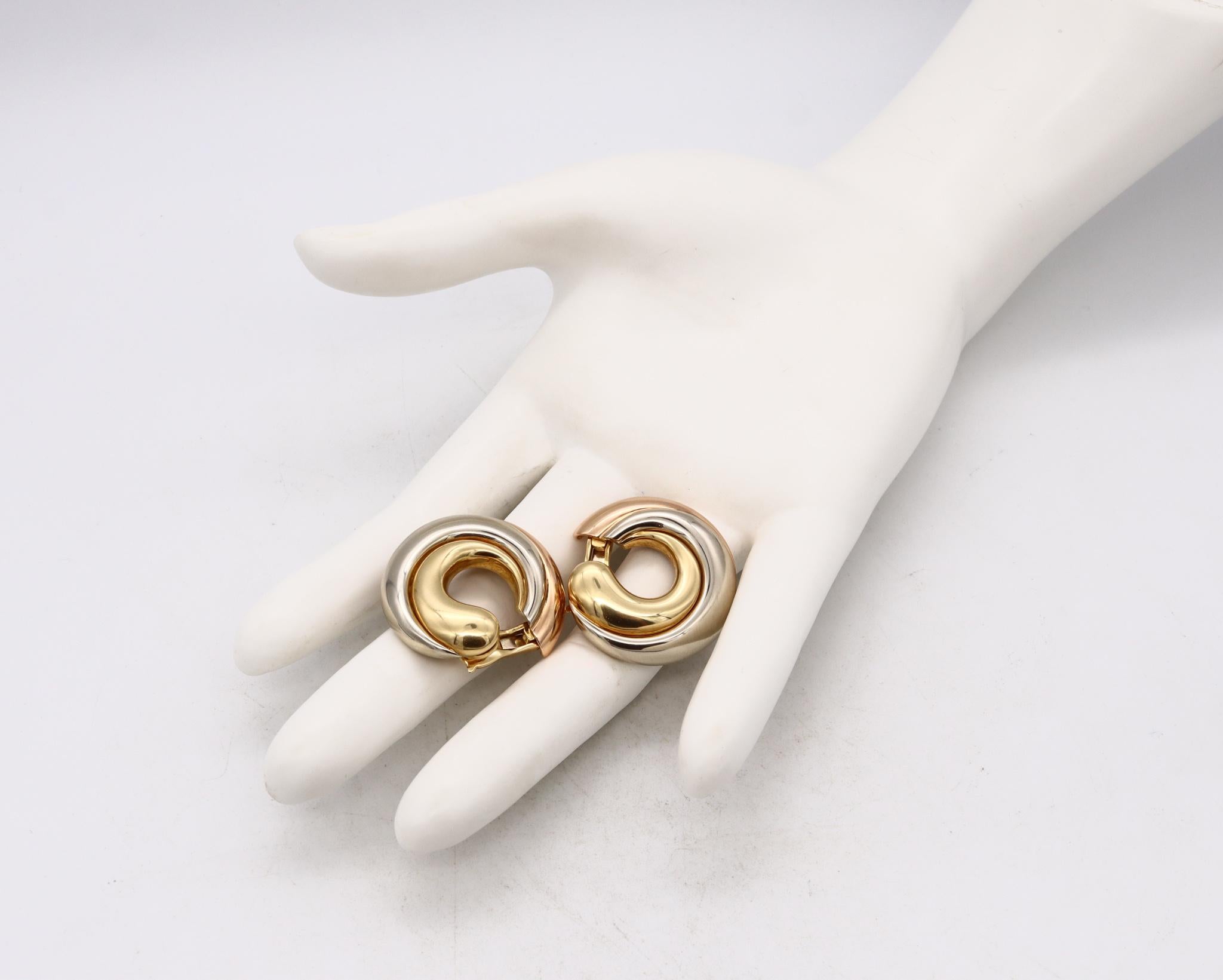 Trinity-Clips-Ohrringe, entworfen von Cartier.

Übergroße Trinity-Clips-Ohrringe, die in Paris, Frankreich, vom Haus Cartier entworfen wurden. Sie wurden sorgfältig aus massivem 18-karätigem Tricolor-Gold mit hochglanzpolierter Oberfläche gefertigt.
