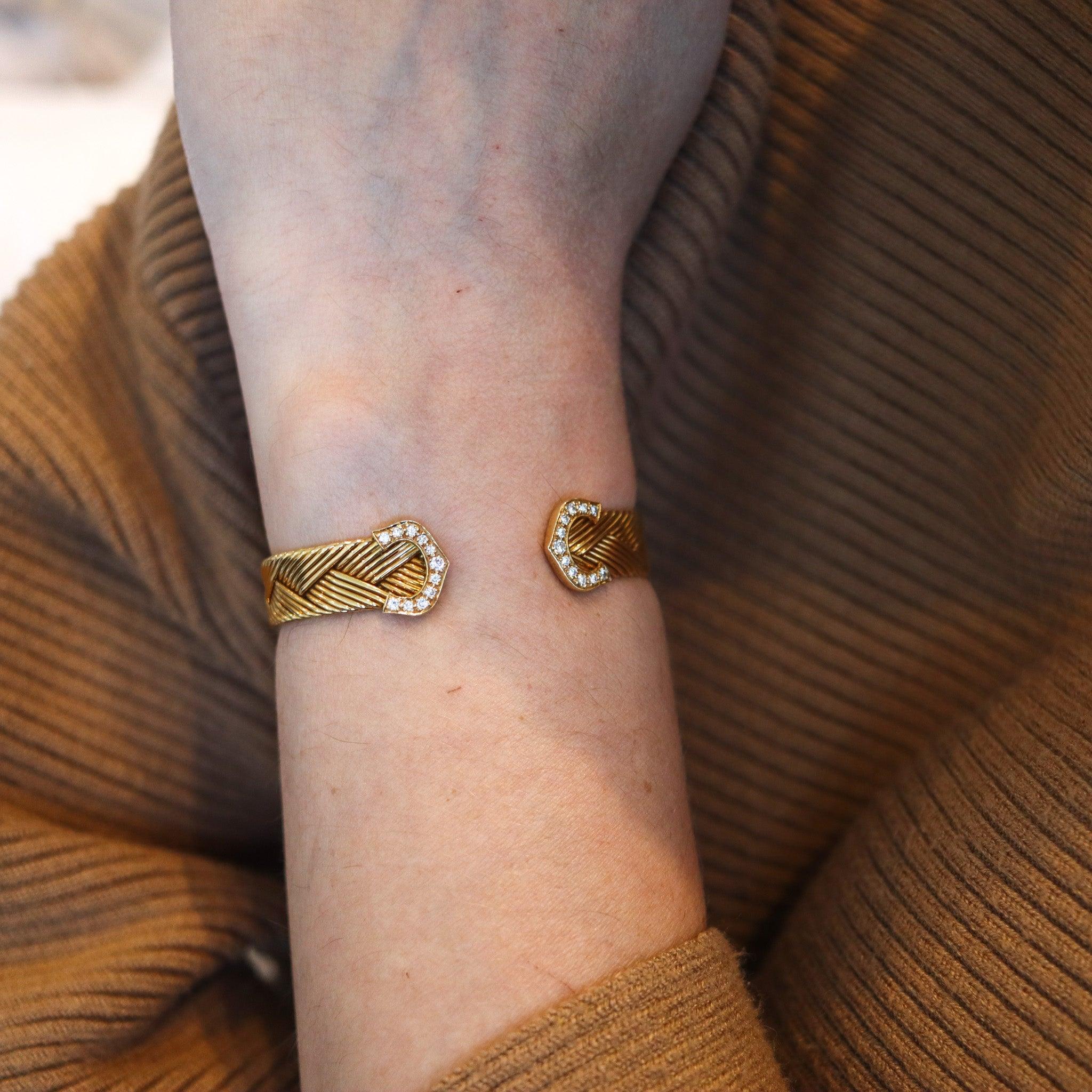 Manchette tissée avec diamants conçue par Cartier.

Il s'agit d'un très beau et rare bracelet manchette créé par la maison de joaillerie française Cartier au début des années 1980. Ce magnifique bracelet-manchette est un modèle iconique réalisé avec