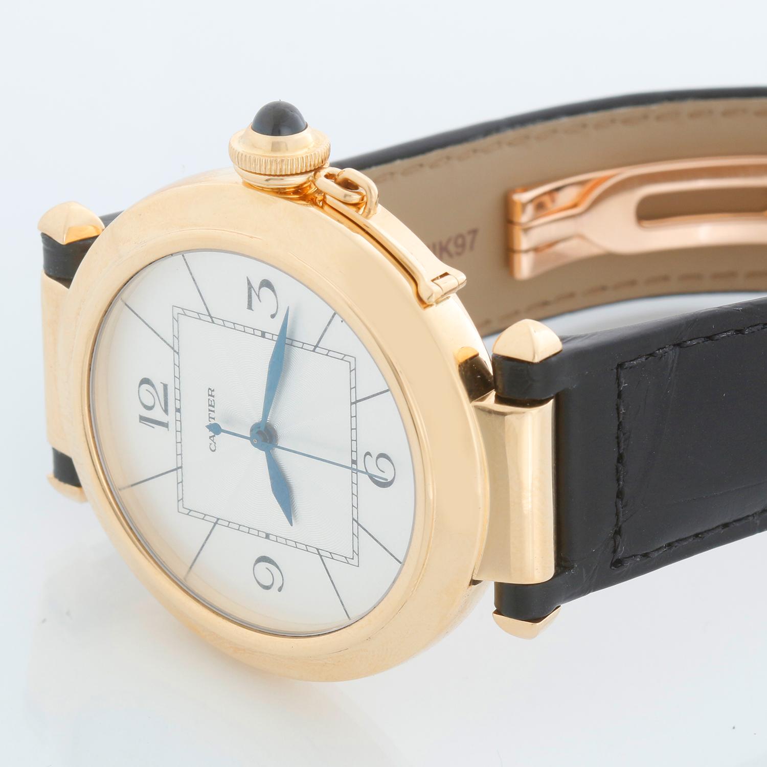 Cartier Pasha 18k Gelbgold 42 MM Automatikuhr 2726 W3019551 - Automatik. Pascha. Gehäuse aus 18 Karat Gelbgold mit Saphirkrone (42 mm Durchmesser). Silbernes guillochiertes Zifferblatt mit blauen Zeigern. Schwarzes Cartier Armband mit Cartier
