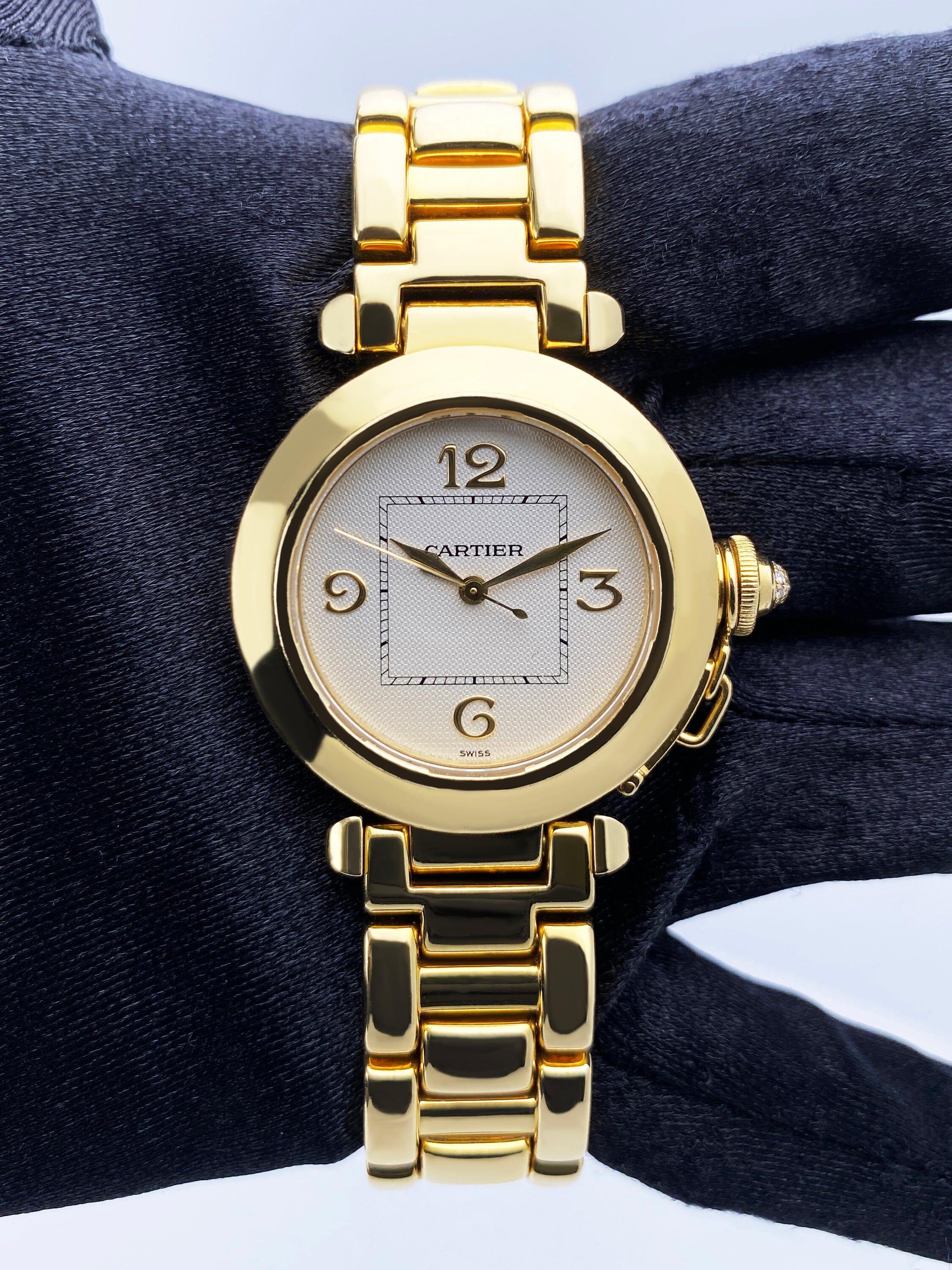 Cartier Pasha 2399 Damenuhr. 32mm 18K Gelbgold Gehäuse mit 18K Roségold glatte Lünette. Silbernes Zifferblatt mit goldenen Zeigern und arabischen Ziffern als Indexe. Minutenmarkierungen auf dem inneren Zifferblatt. Armband aus 18 Karat Gelbgold mit
