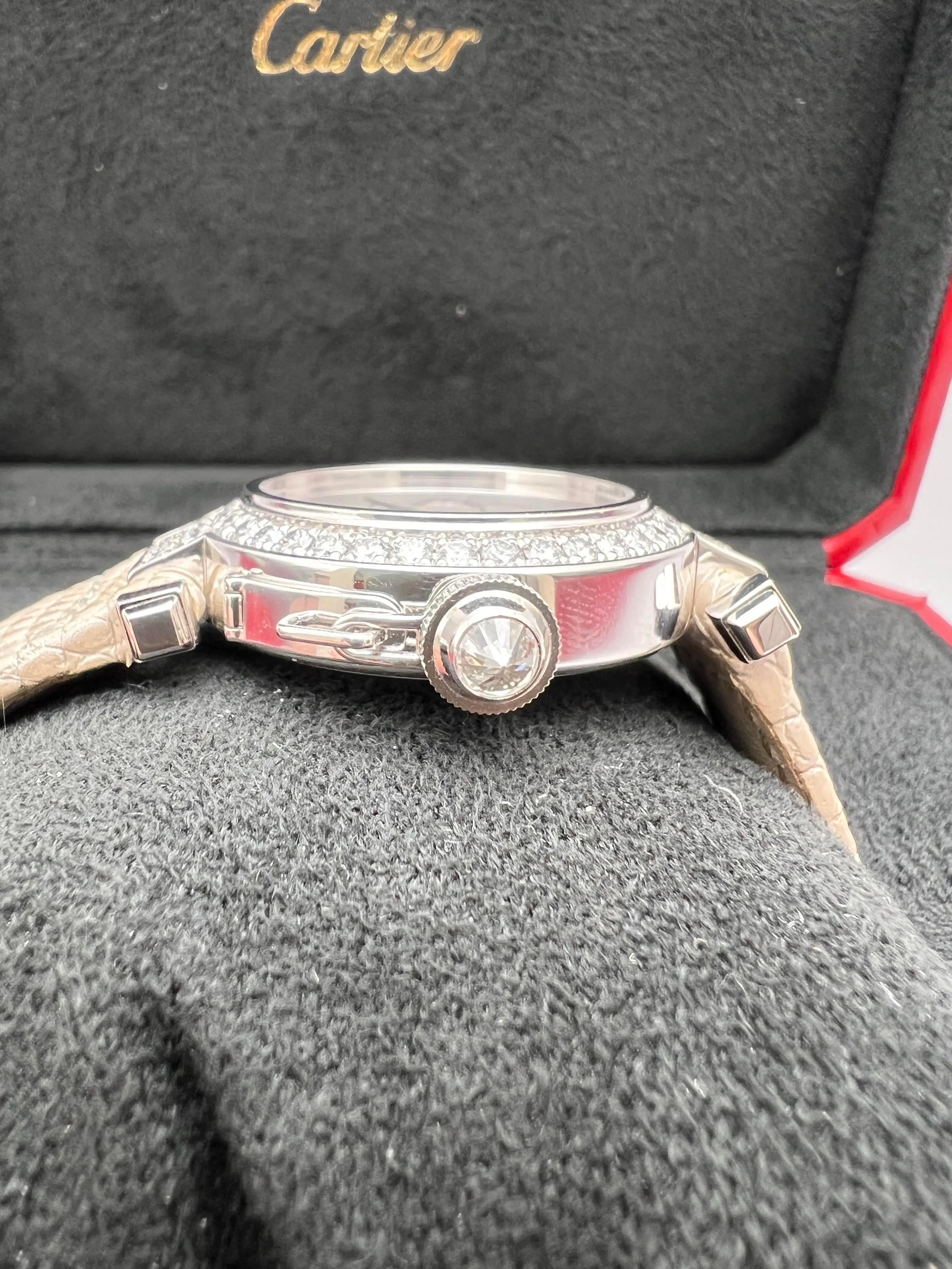 Cartier Montre Pasha 32 mm en or blanc 18 carats avec cadran MOP et diamants d'usine WJ123221 Excellent état - En vente à New York, NY