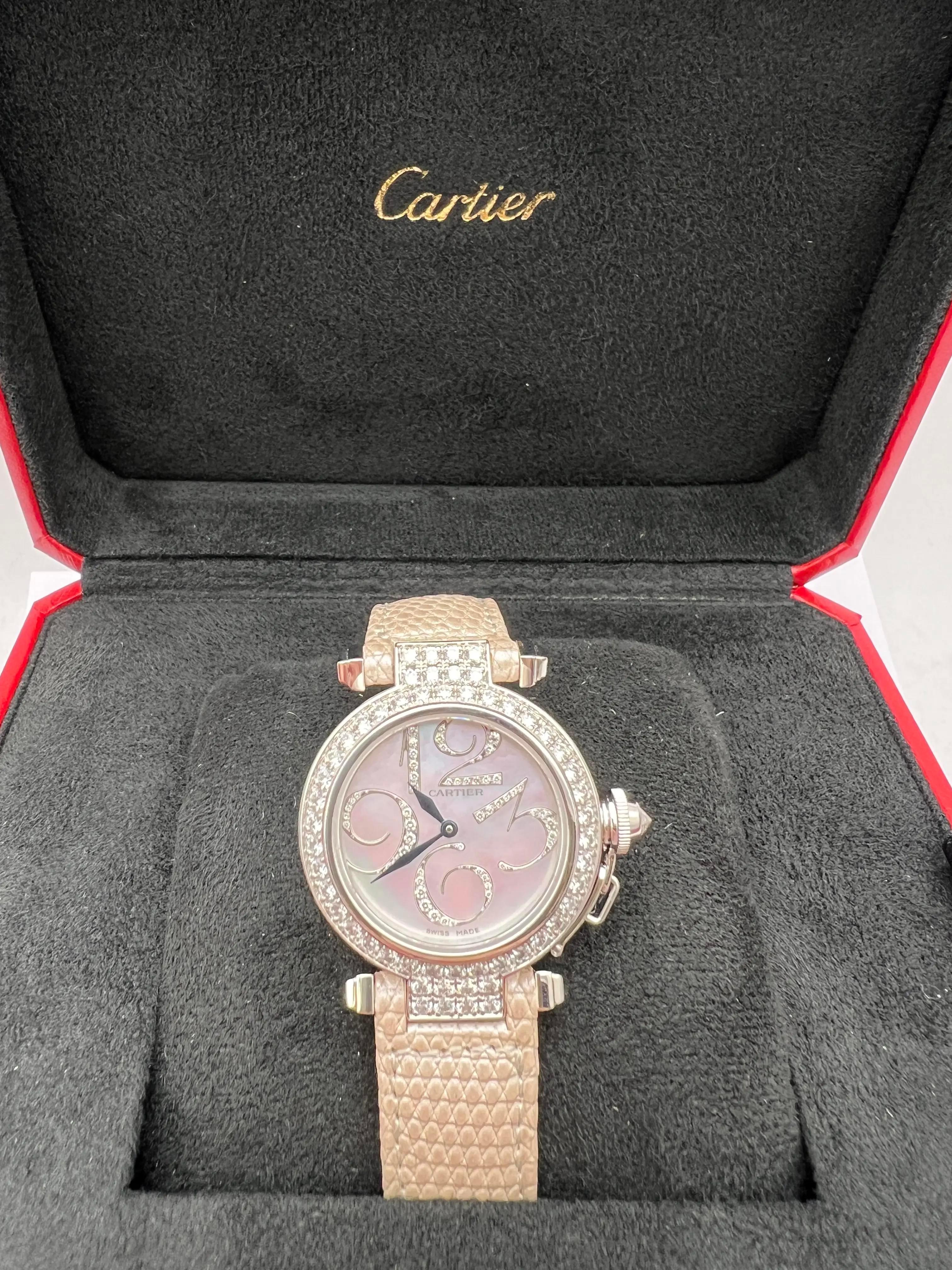Cartier Montre Pasha 32 mm en or blanc 18 carats avec cadran MOP et diamants d'usine WJ123221 Pour femmes en vente