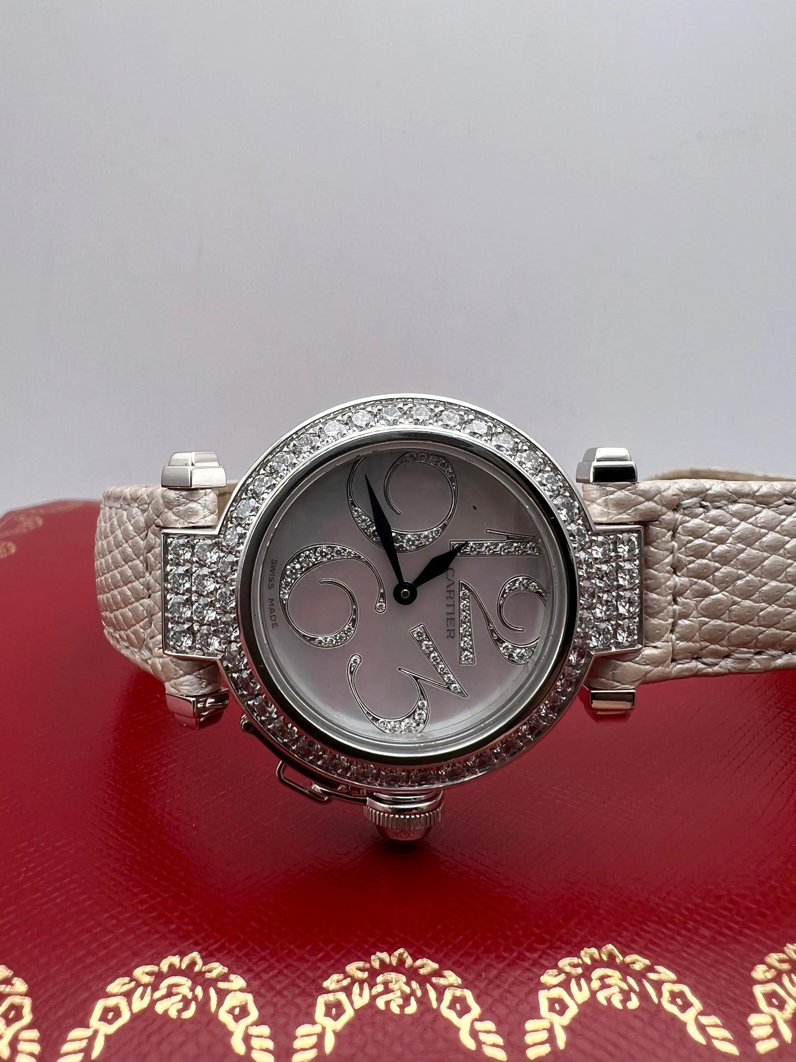 Cartier Montre Pasha 32 mm en or blanc 18 carats avec cadran MOP et diamants d'usine WJ123221 en vente 2