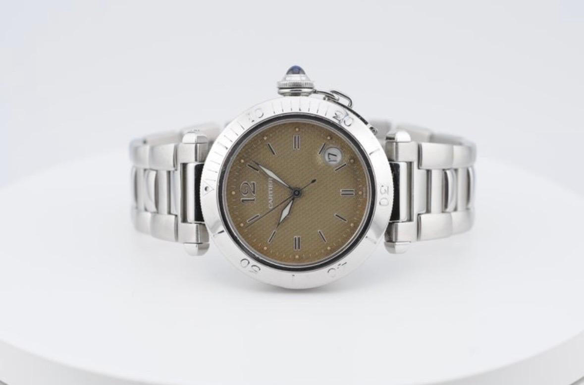 Die Cartier Pasha 38mm Ref. 1040 aus dem Jahr 1996 ist ein vornehmer Automatikzeitmesser mit zeitlosem, rundem Design. Das einzigartige braun-beigefarbene Zifferblatt dieser Komplettuhr verleiht ihr Eleganz und Charme. Die letzte Wartung wurde 2019