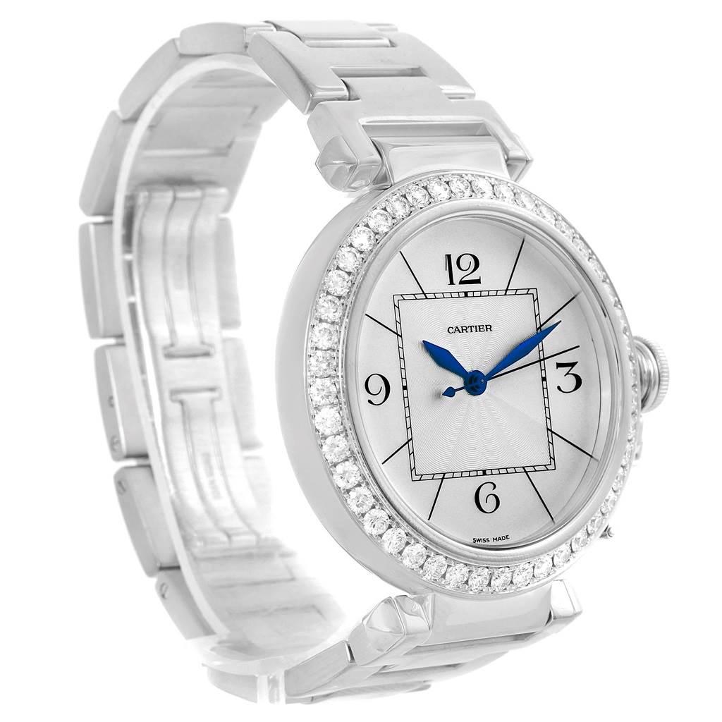 La montre femme Cartier Pasha 42mm Automatic 18k White Gold Diamond Bezel WJ1202M9 est un garde-temps luxueux doté d'un élégant boîtier argenté avec une finition polie et une lunette fixe en diamant. Cette montre unisexe est dotée d'un mouvement