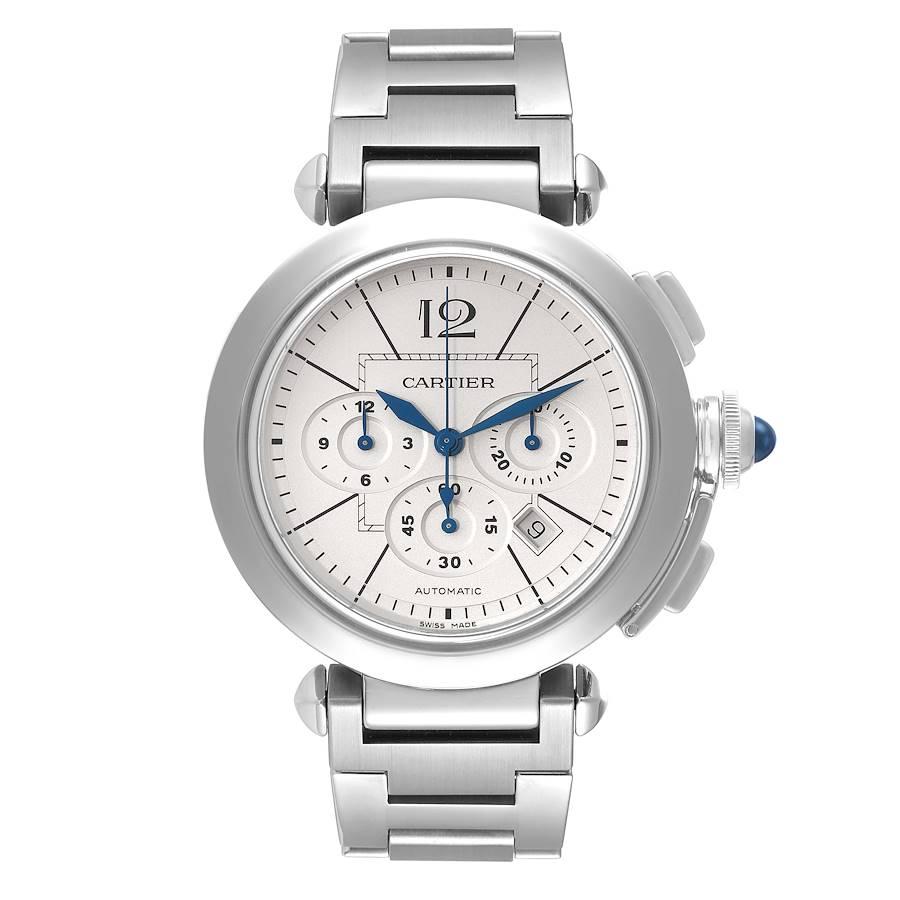 Cartier Pasha 42mm Chronograph Stahl Herrenuhr W31085M7. Automatisches Chronographenwerk mit Selbstaufzug. Gehäuse aus Edelstahl mit einem Durchmesser von 42 mm. Kronenschutz, besetzt mit einem blauen Cabochon. Ausstellungssaphirglasboden. Glatte,