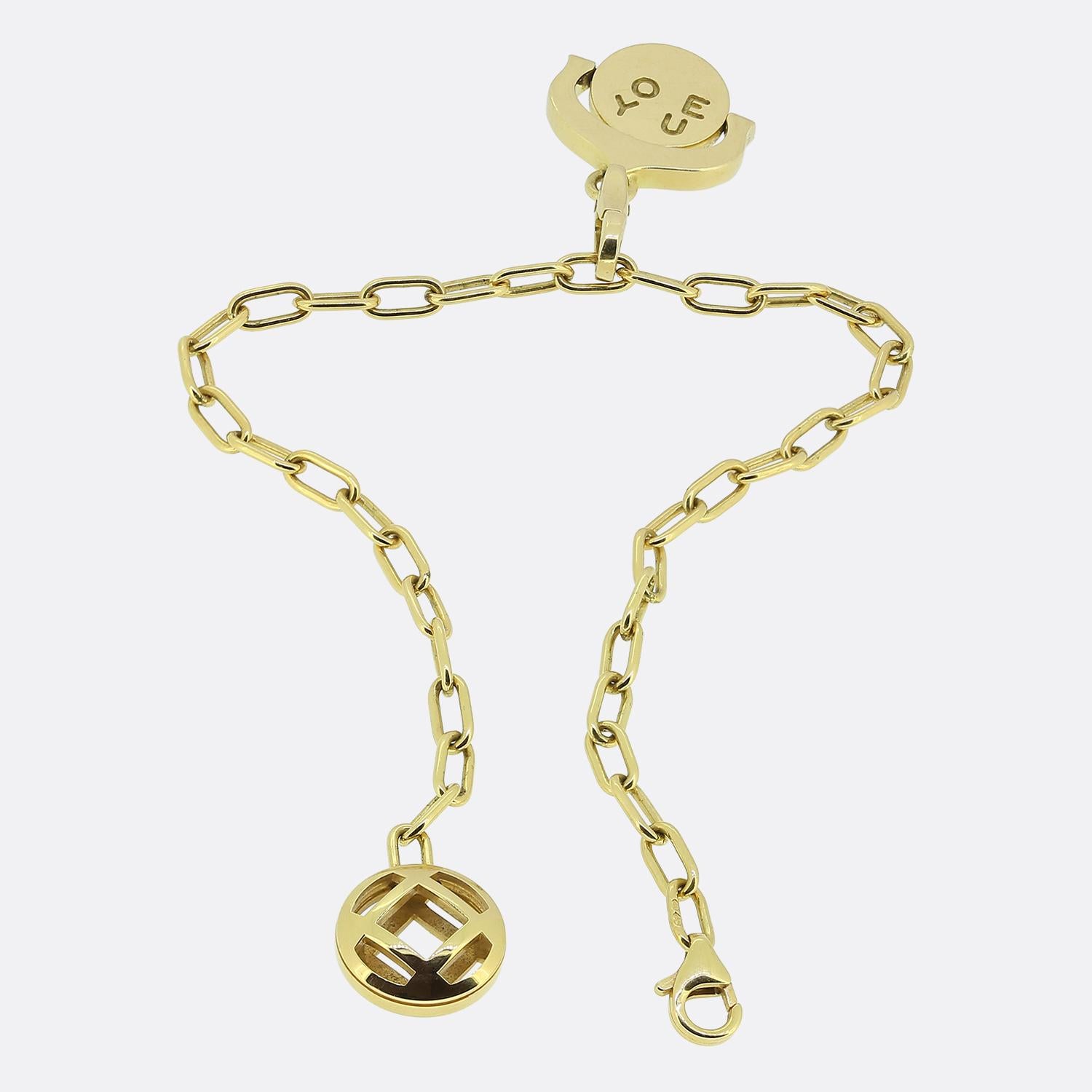 Hier haben wir eine wunderbare Cartier pasha Armband in 18ct Gelbgold gefertigt. Das Armband ist mit einem Cartier 'I Love You' Spinner versehen, der abnehmbar ist und auch als Anhänger getragen werden kann.
Wir haben die Gegenstände unpoliert