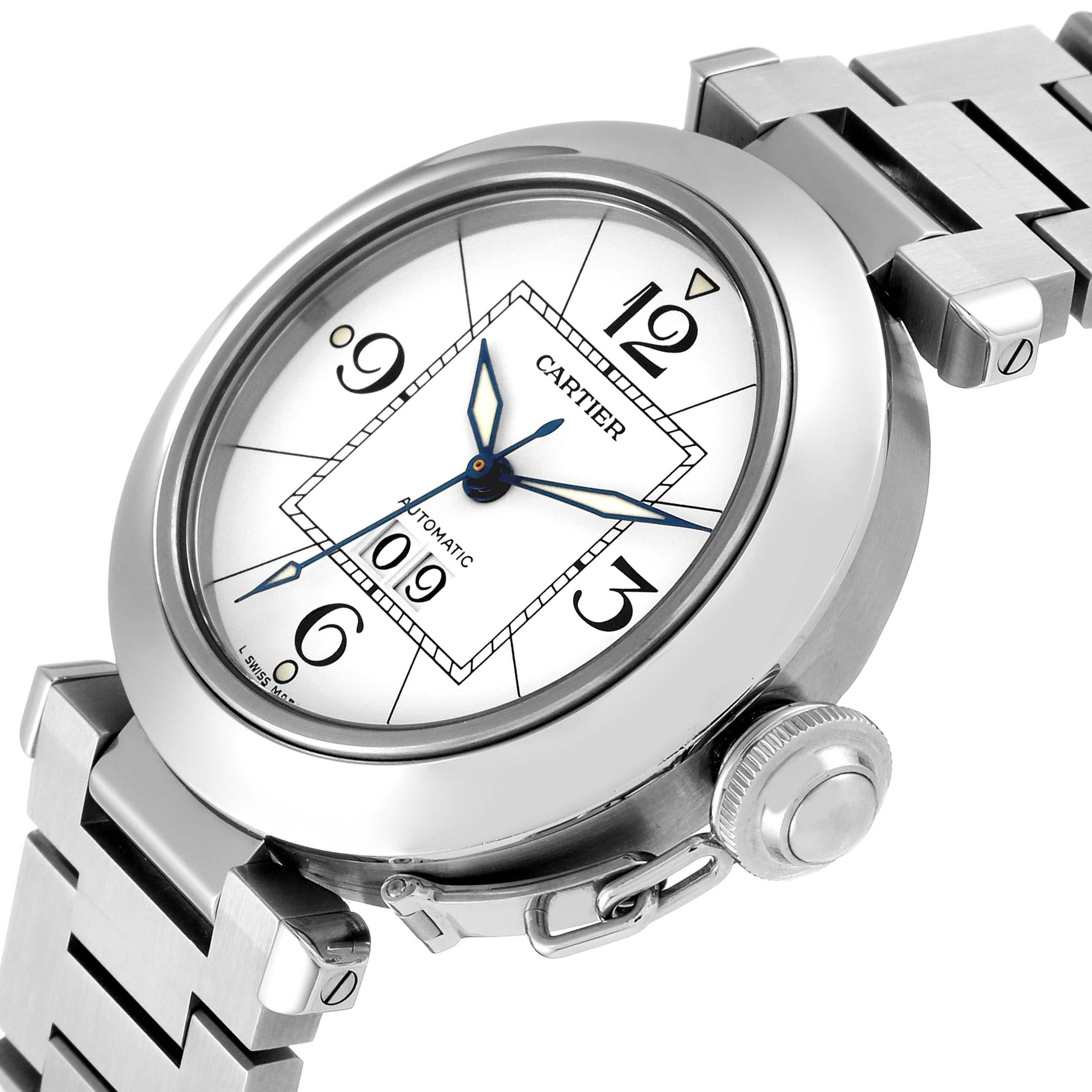 Cartier Pasha C Big Date Midsize Stahl Weißes Zifferblatt Herrenuhr W31055M7. Automatisches Uhrwerk mit Selbstaufzug. Gehäuse aus poliertem und gebürstetem Edelstahl mit einem Durchmesser von 35,0 mm. Gehäuseboden mit 8 Schrauben. Verschrauben Sie