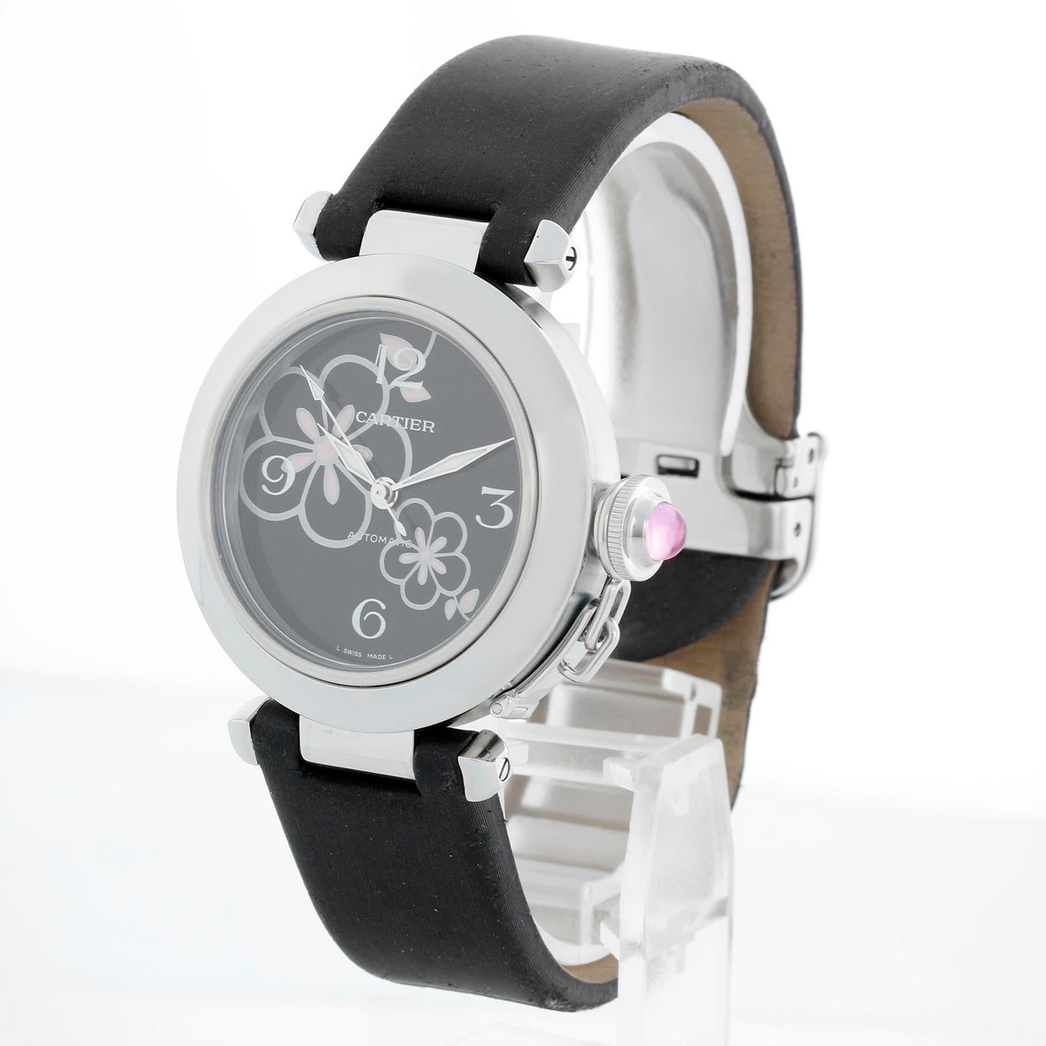 Cartier Pasha C Ladies Limited Edition Winter Flower Steel Watch W3109699 - Automatischer Aufzug. Rundes Gehäuse aus Edelstahl  (35 mm) mit rosa Spinell-Cabochon-Krone. Schwarzes, geblümtes Zifferblatt mit arabischen Ziffern und Indexen. Schwarzes,