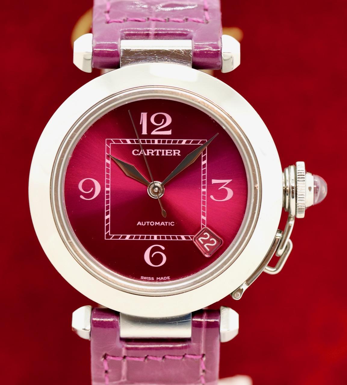 Cartier Pasha C Lady Automatic, Ref. 2324 Damenarmbanduhr mit dem sehr seltenen violett/violetten Zifferblatt!

Armband und Schließe ebenfalls original von Cartier.

Durchmesser 35 mm (ohne Krone).

Ein schöner Blickfang.

Inklusive