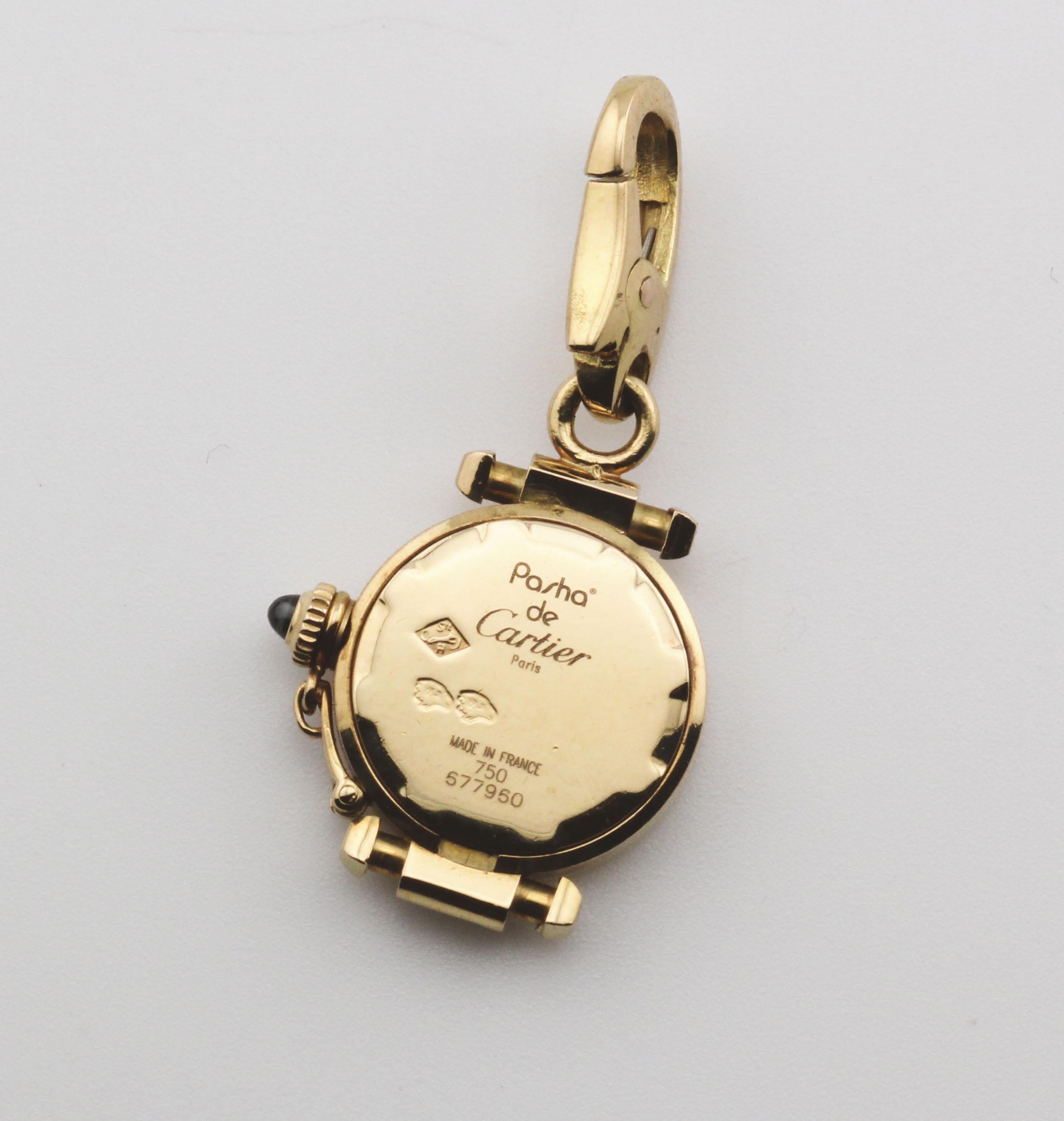 Dieser elegante Charme von Cartier ist eine Hommage an das kühne und unverwechselbare Design der Pasha de Cartier Uhr. Er wurde in 18-karätigem Gelbgold in Form eines kleinen, nicht funktionalen Uhrenanhängers gefertigt. Dieser Charme, der dem