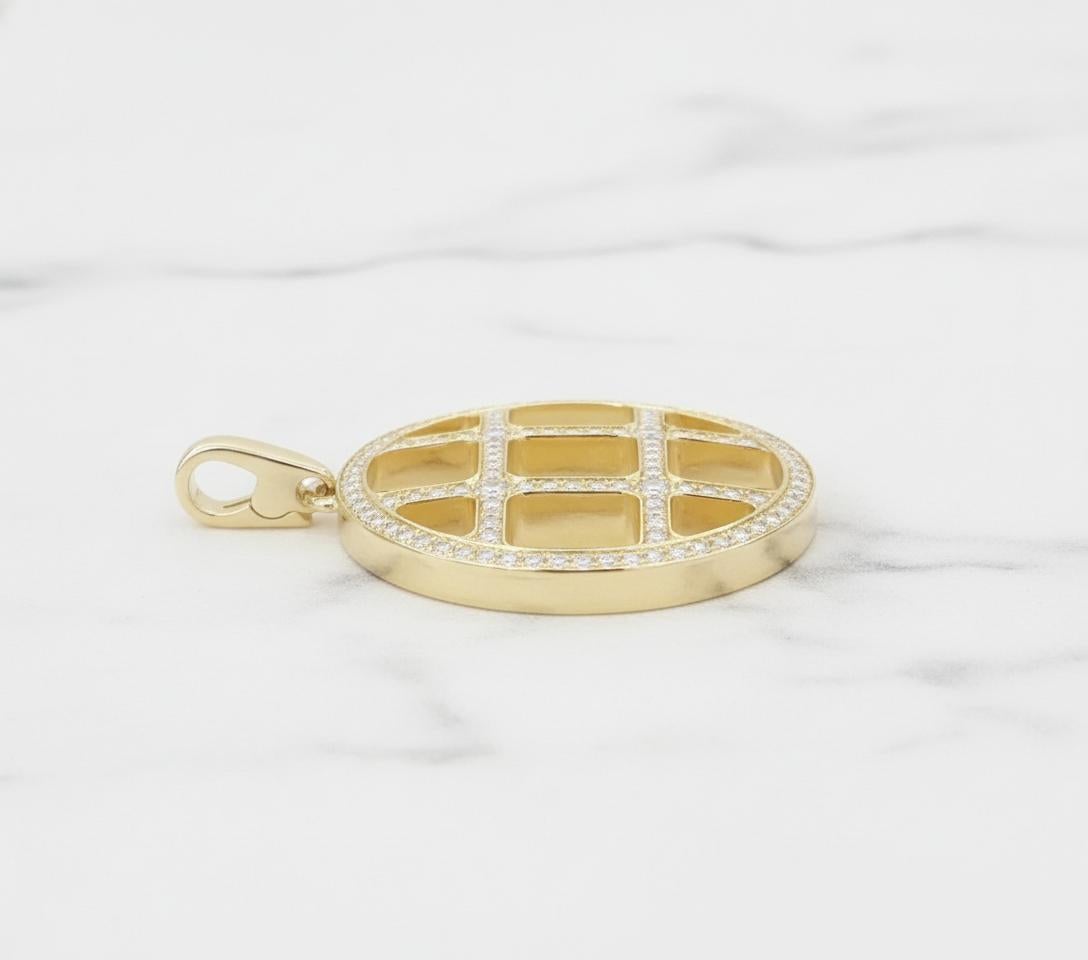 Un'elegante e iconica collana Pasha de Cartier realizzata in oro giallo 18 carati, che mette in mostra l'intramontabile raffinatezza e l'attenzione ai dettagli di Cartier.

Il pendente presenta 115 diamanti naturali rotondi a taglio brillante per un