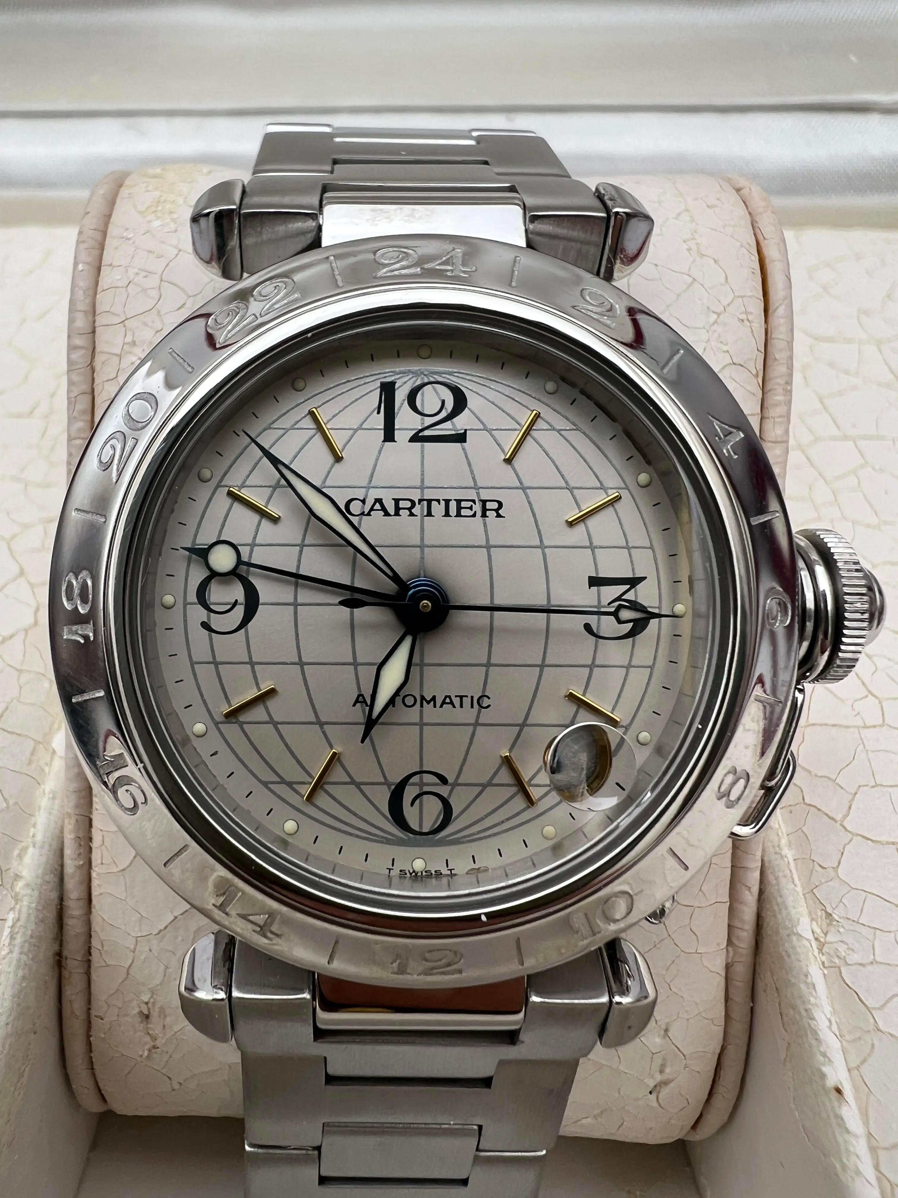 Il Cartier Pasha GMT, referenza W31029M7, presenta una cassa in acciaio inossidabile da 35 mm con un caratteristico tappo a corona in stile borraccia, che garantisce l'impermeabilità e aggiunge un tocco estetico unico. Il quadrante argentato è