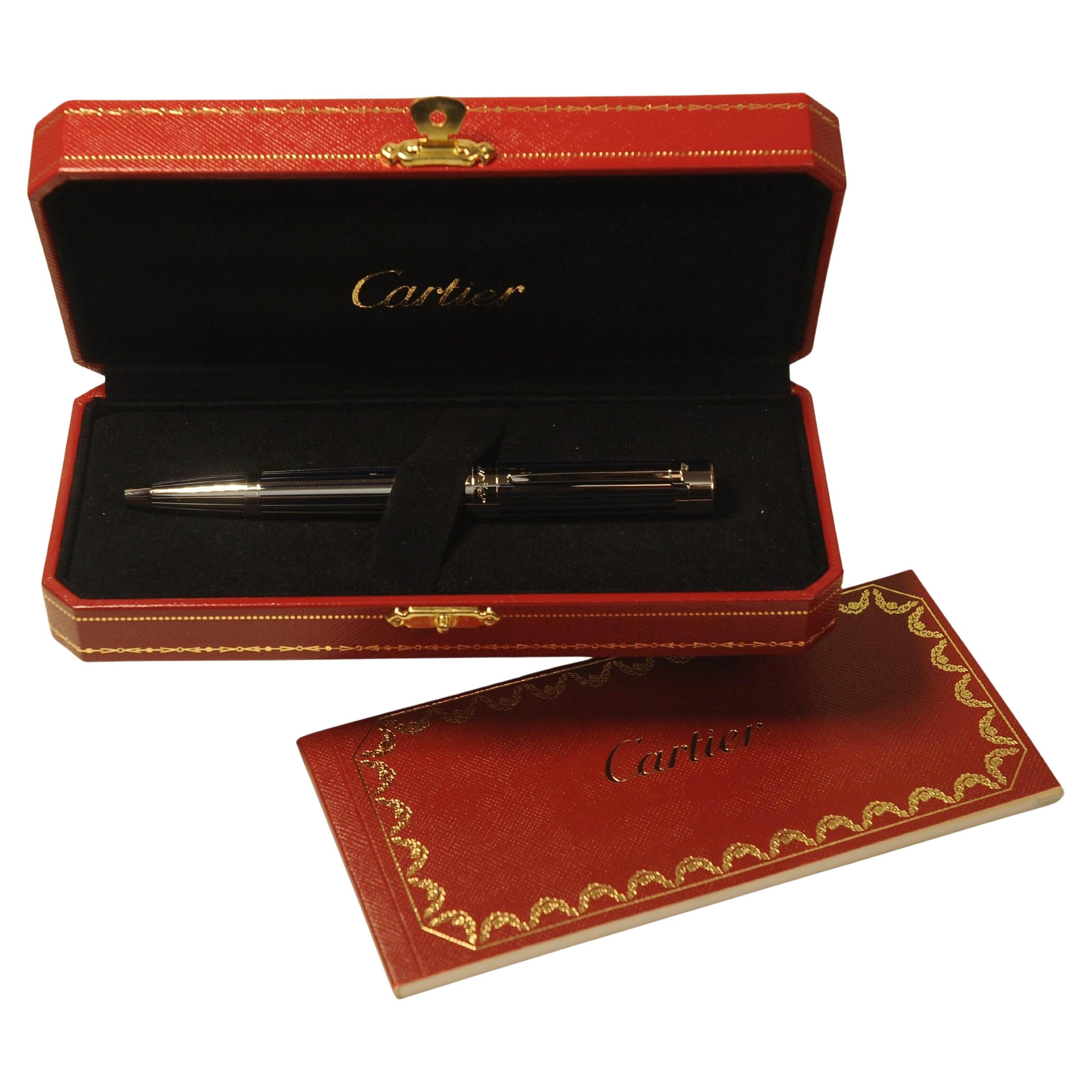 Stupenda penna Rollerball Cartier Edizione Limitata Pasha Finitura Platino Graduazione di Linee Gessatura Lacca Blu e Dettagli in Platino

Con garanzia timbrata 2008 e scatola

Una penna davvero bella, con proporzioni meravigliose e con un aspetto