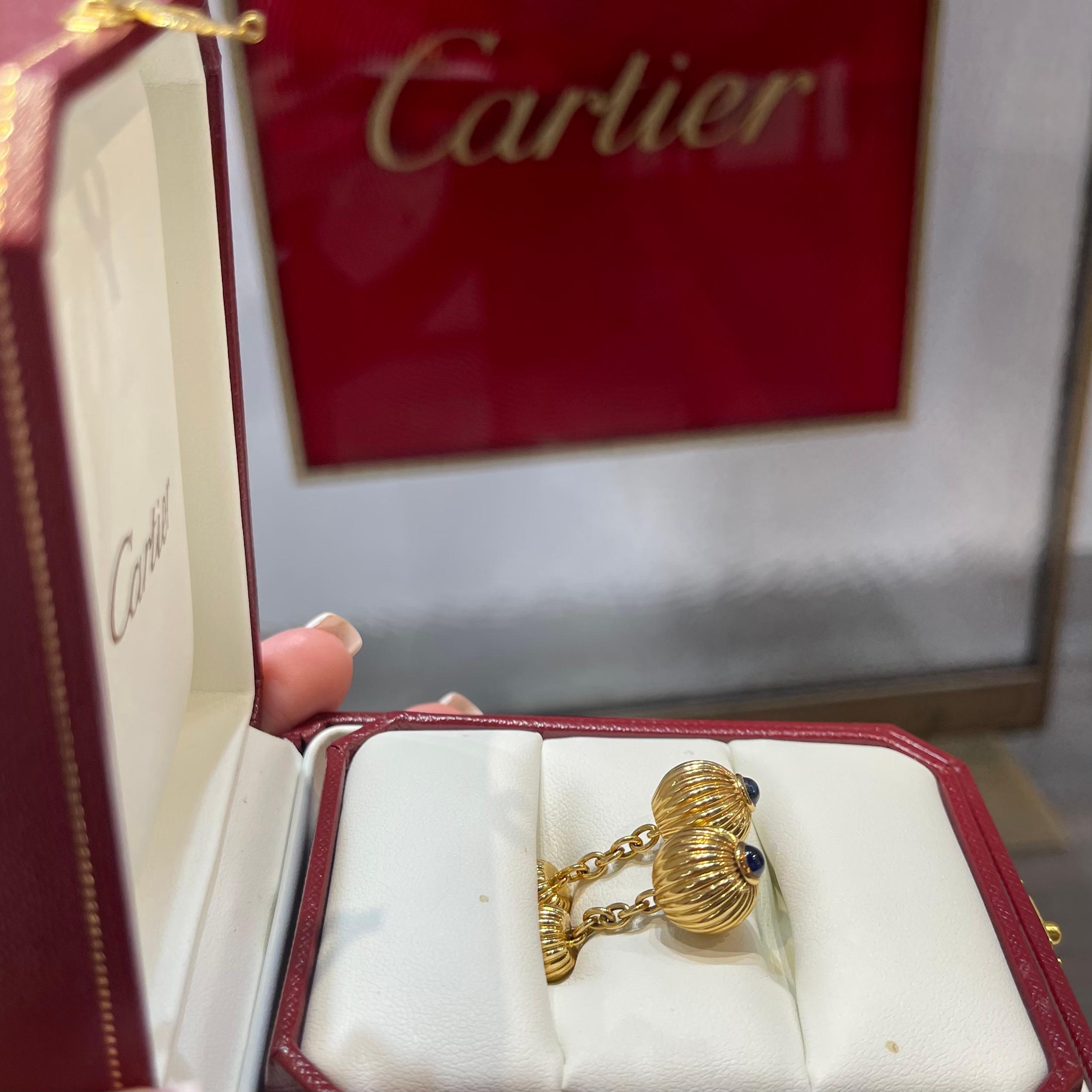 Cartier Manschettenknöpfe mit Pasha-Saphir aus 18 Karat Gelbgold 3