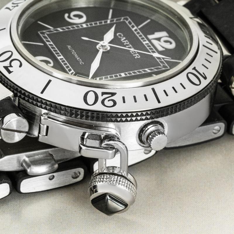 A sporty Cartier Pasha Seatimer W31077U2 40mm stainless steel men’s watch featuring a black dial with luminous numerals, rotating bezel, and a stainless steel bracelet wrapped in black rubber.

Its bold design is complemented by a screw-down crown