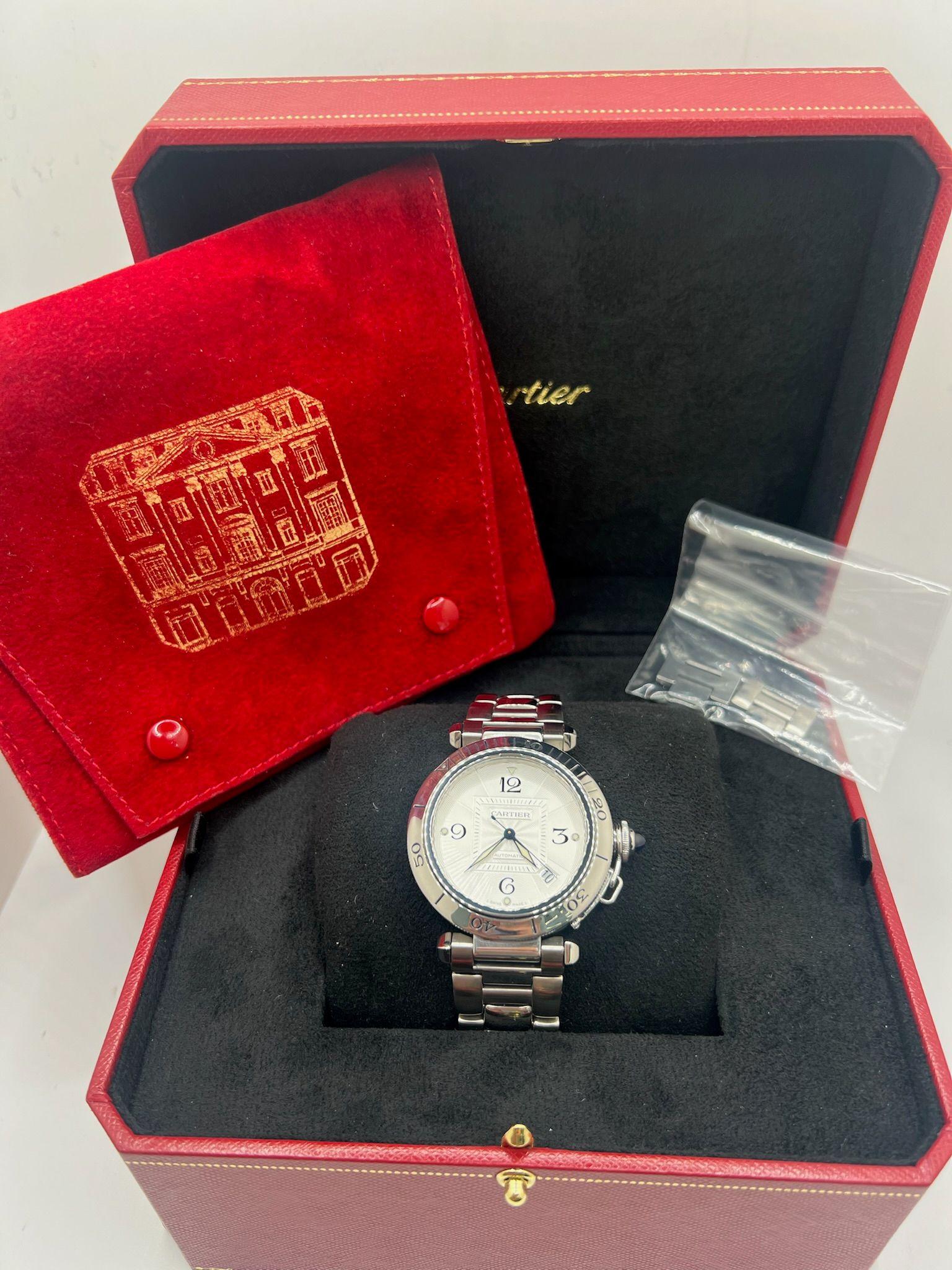El Cartier Pasha ref. 2379 es una sorprendente mezcla de diseño atrevido y elegancia refinada, que muestra la herencia de la prestigiosa marca Cartier. Con una caja de acero inoxidable de 38 mm de líneas suaves y redondeadas, este reloj se reconoce