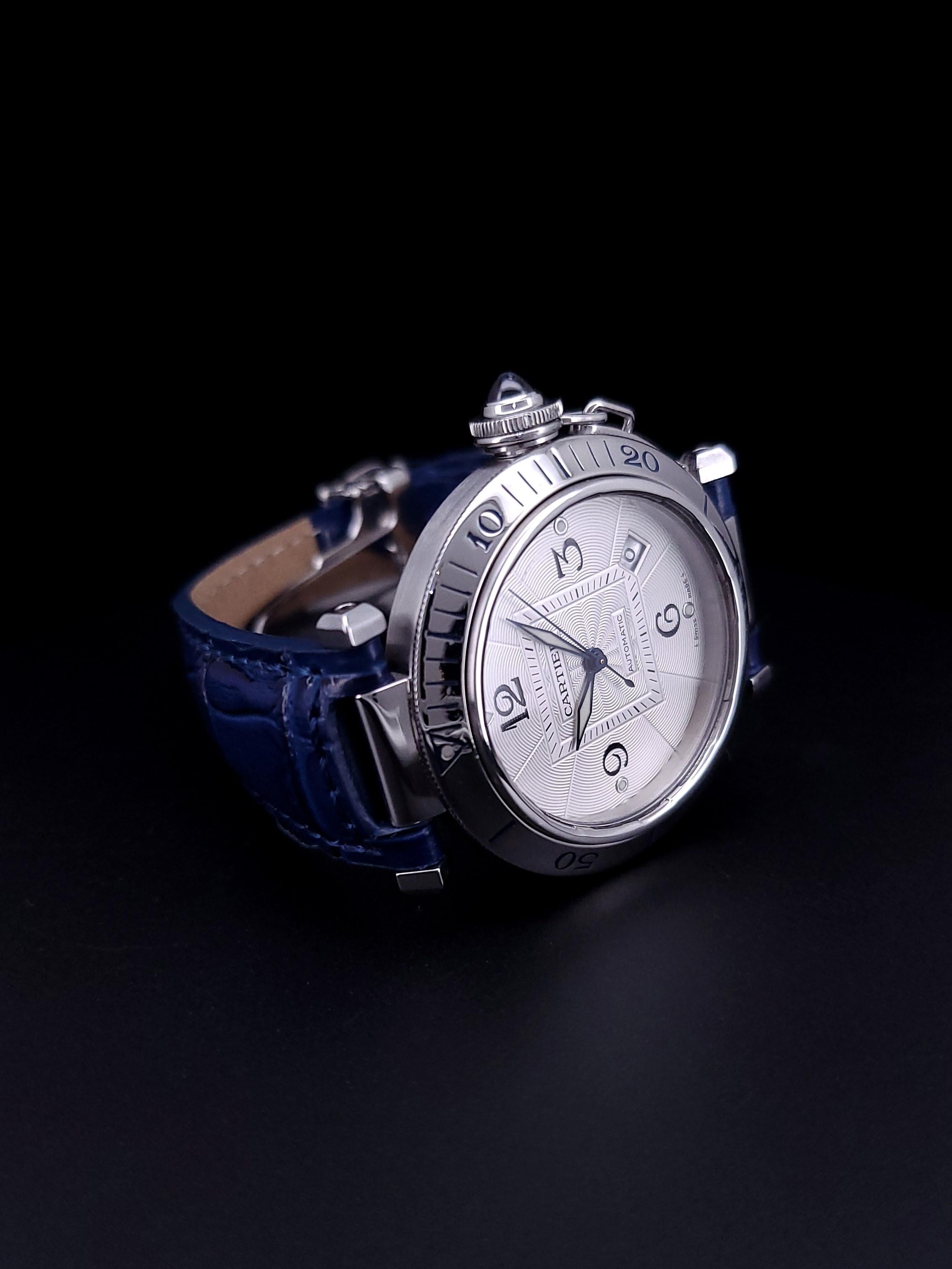 Cartier Pasha 2379 avec bracelet en cuir bleu de seconde main.
Comprend un coffret Cartier.

Modèle : 2379
Matériau du boîtier : Acier inoxydable
Taille du boîtier : 38 mm
Matériau du bracelet : Cuir bleu
Couronne : Saphir cabochon
Cristal :