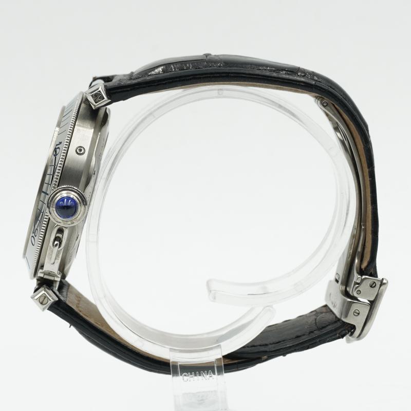 Diese Cartier Pascha wurde vor kurzem in unserem Geschäft gehandelt und ist in insgesamt gutem bis sehr gutem Zustand. Es gibt einige kleinere Verschleiß durch die Uhr und es ist nicht mit der ursprünglichen Box und Papiere kommen.  Das schlanke,
