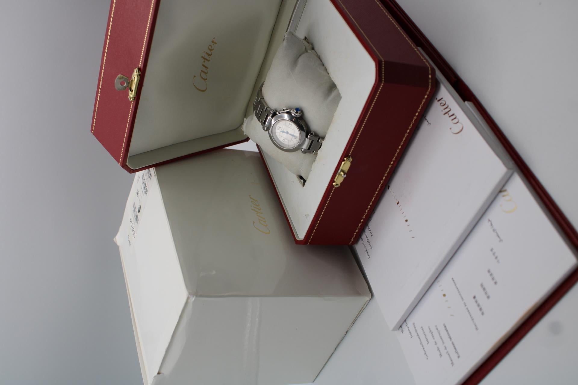 Ce Cartier Pasha est un très bel exemple de Pasha de petite taille pour dames. Récemment polie et passée par notre atelier cette référence W3140007 Cartier Pasha est présentée comme un ensemble complet de boîte et papiers datés de 2010. Une idée de