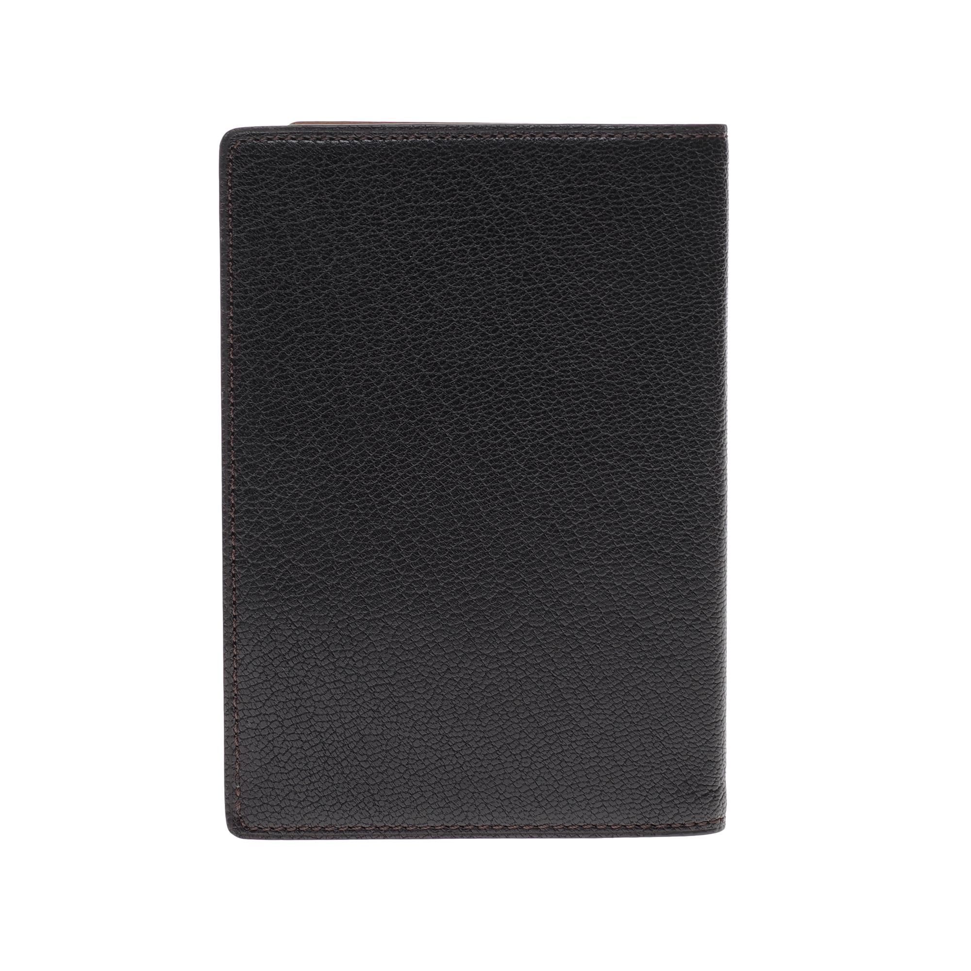 Passport holder/ Card holder in black goat leather.
Gold interior, 5 card compartments.
Signature: 